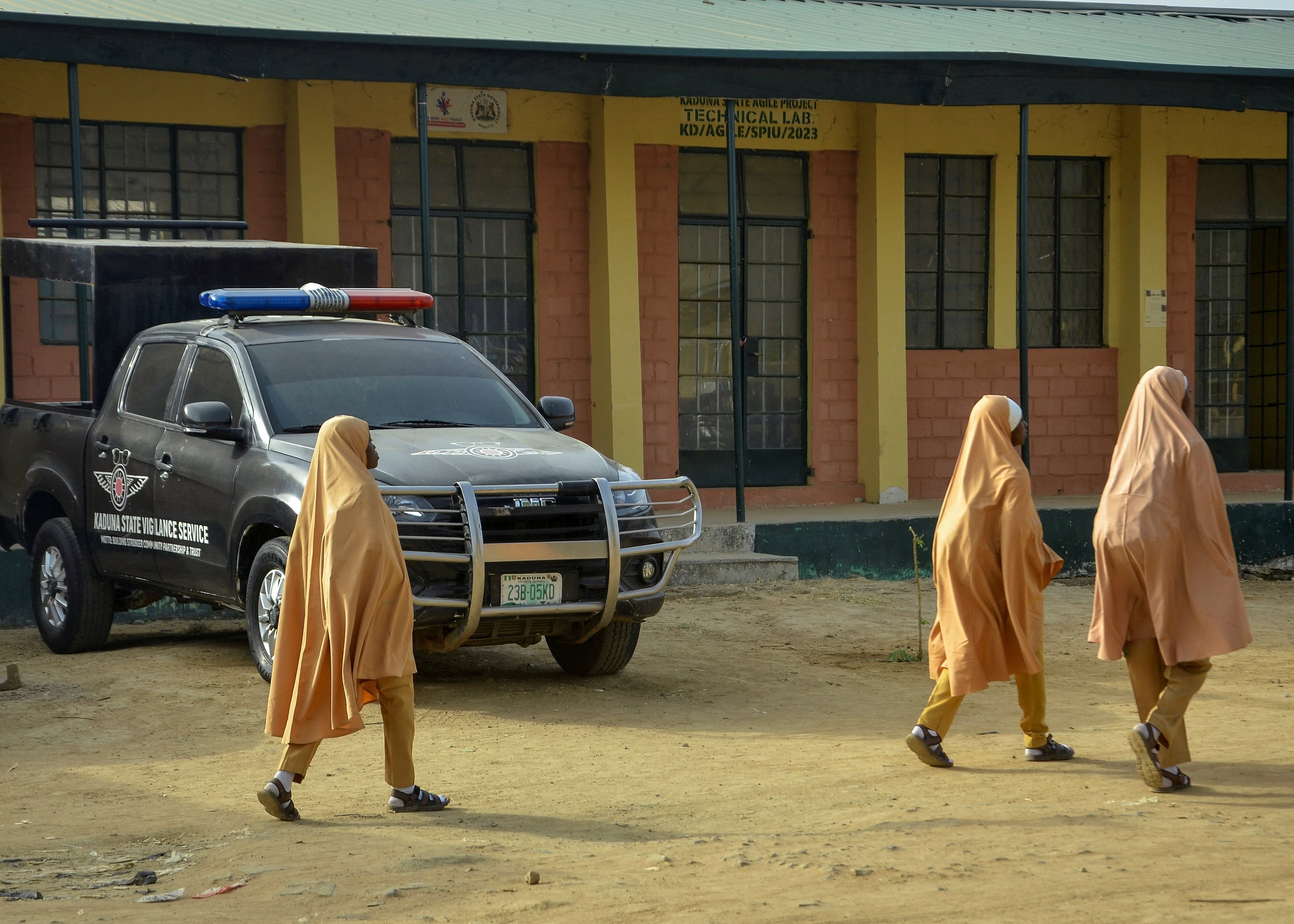 Estudiantes llegan a la Escuela Secundaria Pública para Niñas Maimuna Gwarzo, Tudun Wada, mientras las escuelas en el norte de Nigeria reabren casi dos meses después de cerrar debido a preocupaciones de seguridad, tras los secuestros masivos de escolares, en Kaduna, Nigeria, el 12 de enero de 2026 (REUTERS/Nuhu Gwamna)