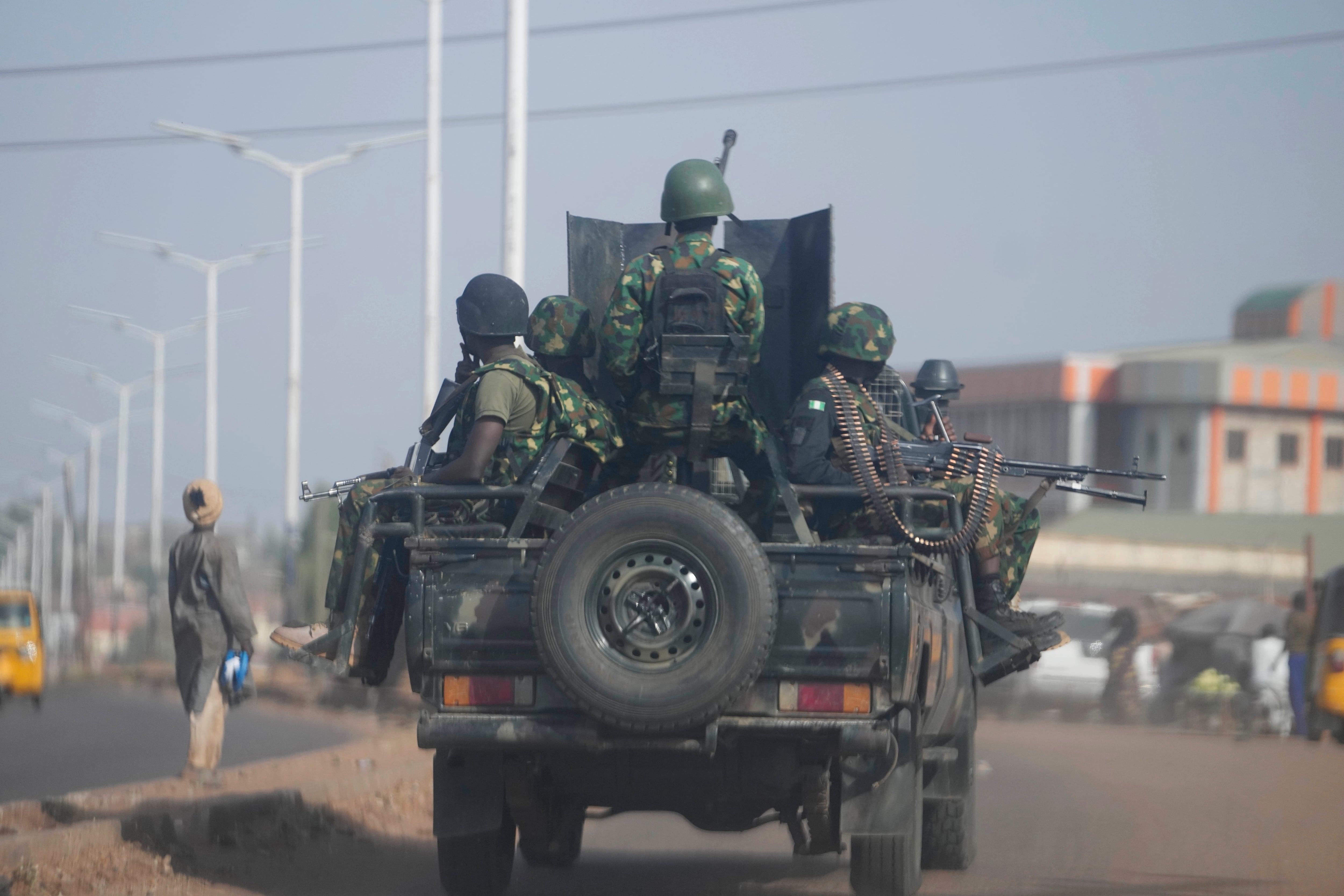 Patrulla del ejército nigeriano en la zona de Kaduna Birnin Gwari en Nigeria, el 8 de marzo de 2024 (AP Foto/Sunday Alamba, Archivo)
