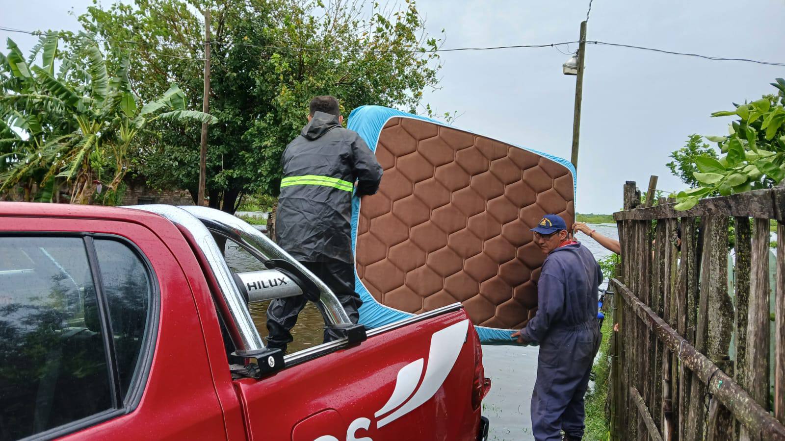 El personal de Bomberos Voluntarios de San Roque durante las tareas de asistencia (Facebook: Ñeca Francini)