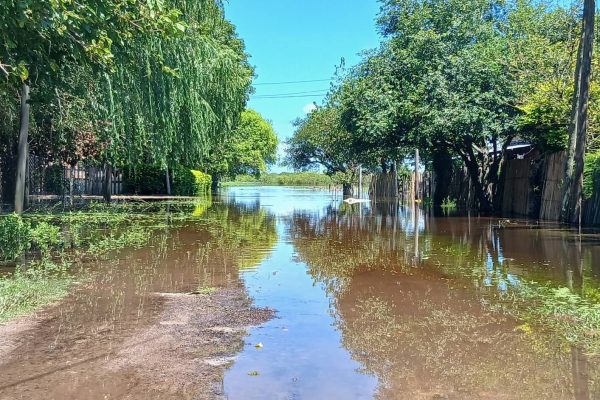 Más de 200 personas fueron evacuadas en Corrientes por una crecida en el río Santa Lucía y hay alerta por tormentas