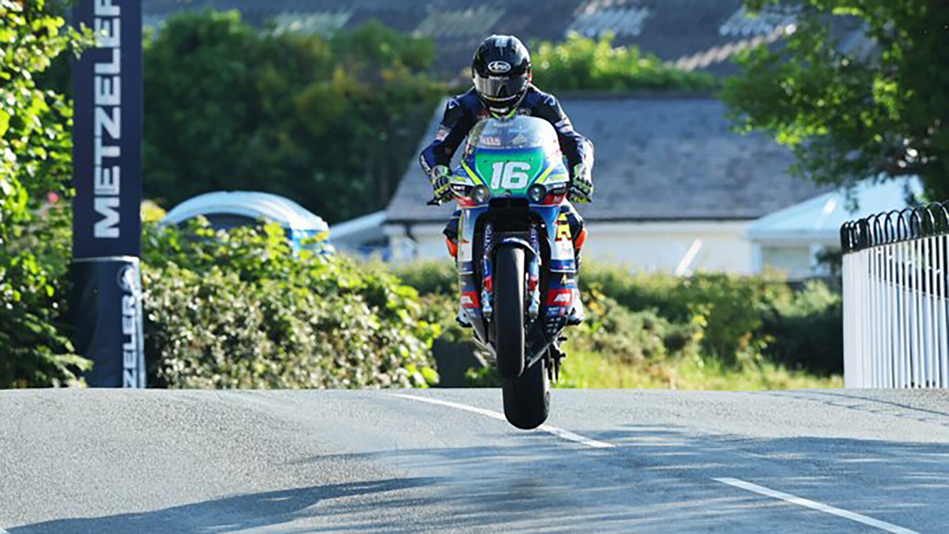 Los pilotos del TT Isla de Man alcanzan velocidades superiores a 300 km/h y enfrentan obstáculos fijos, lo que incrementa el riesgo de accidentes (@ttracesofficial)