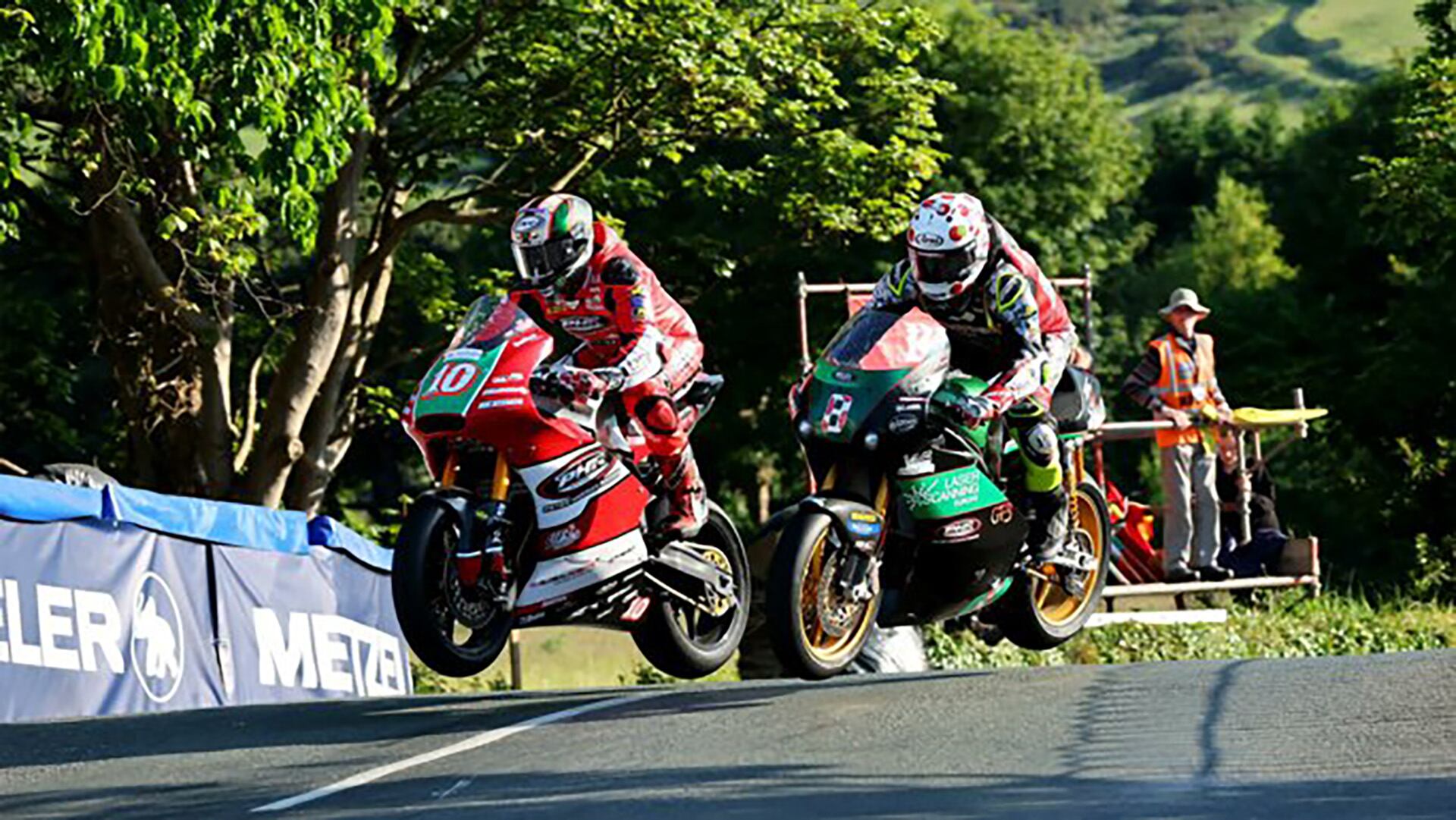 El TT Isla de Man es considerado la carrera de motos más peligrosa del mundo, desafiando a pilotos con un circuito único y extremo (@ttracesofficial)