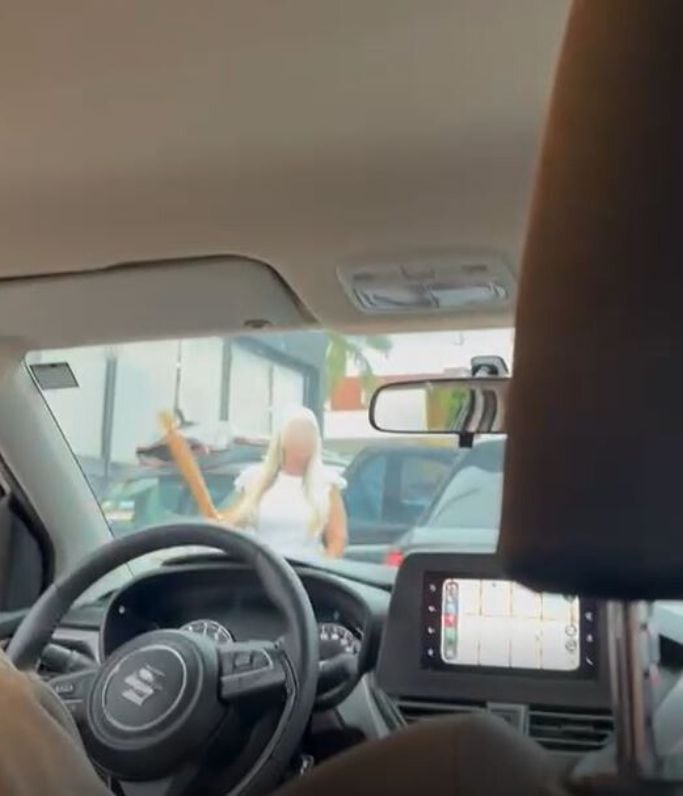 La mujer insultó al acompañante del vehículo que estaba detrás de ella.