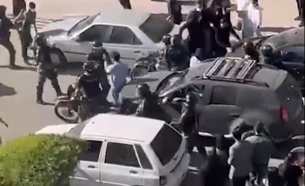 Fuerzas del régimen reprimen a los manifestantes