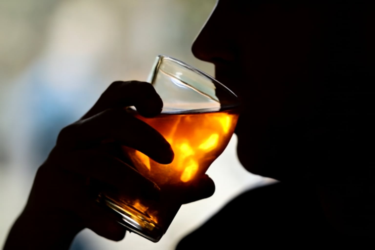 La deshidratación y el consumo excesivo de cafeína o alcohol pueden desencadenar cefaleas al iniciar el día (Imagen Ilustrativa Infobae)