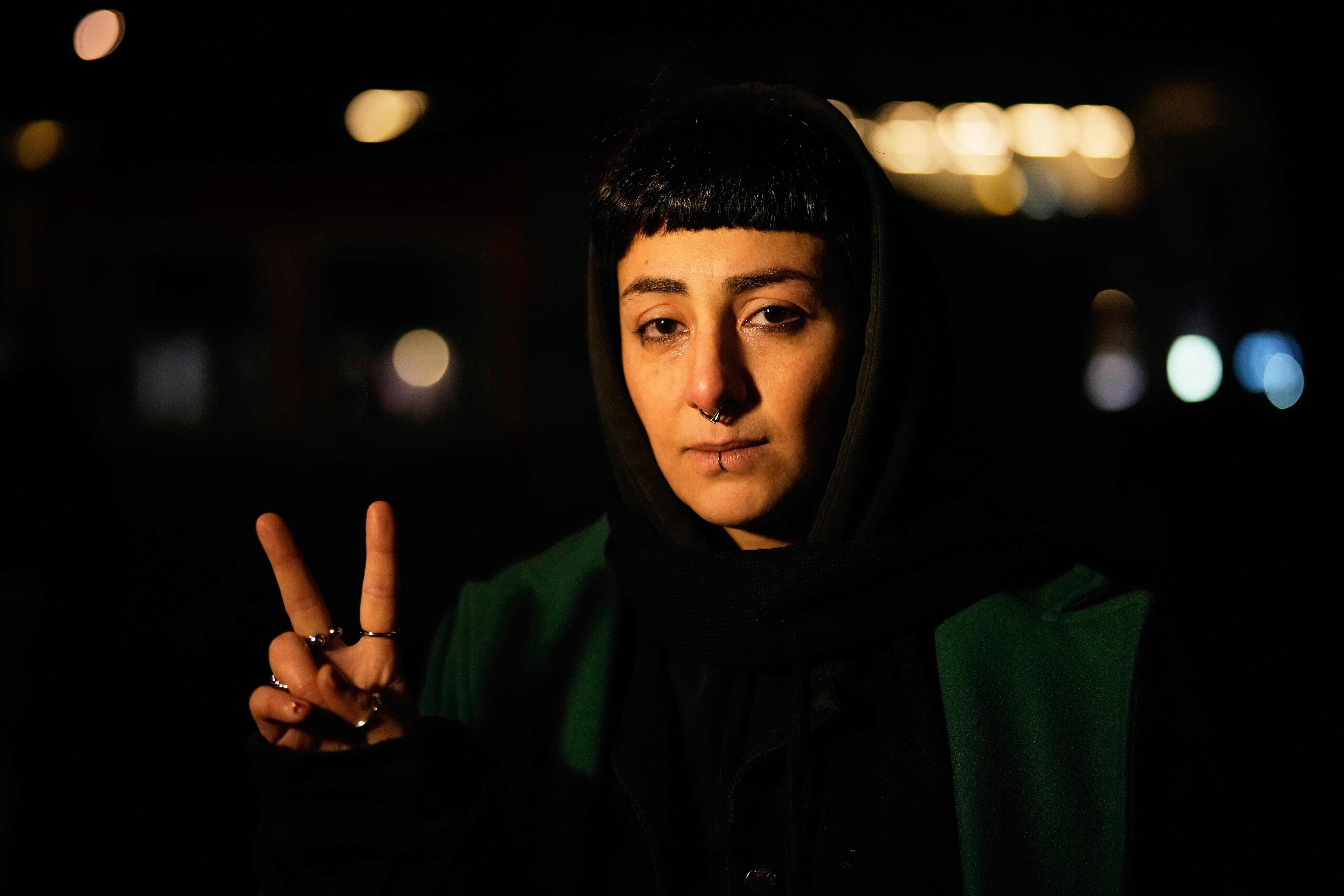 La iraní Anahita Safarnejad, de 34 años, posa tras una manifestación de apoyo a las protestas masivas a escala nacional en Irán contra el gobierno, en Berlín, Alemania, el miércoles 14 de enero de 2026. (AP Photo/Ebrahim Noroozi)