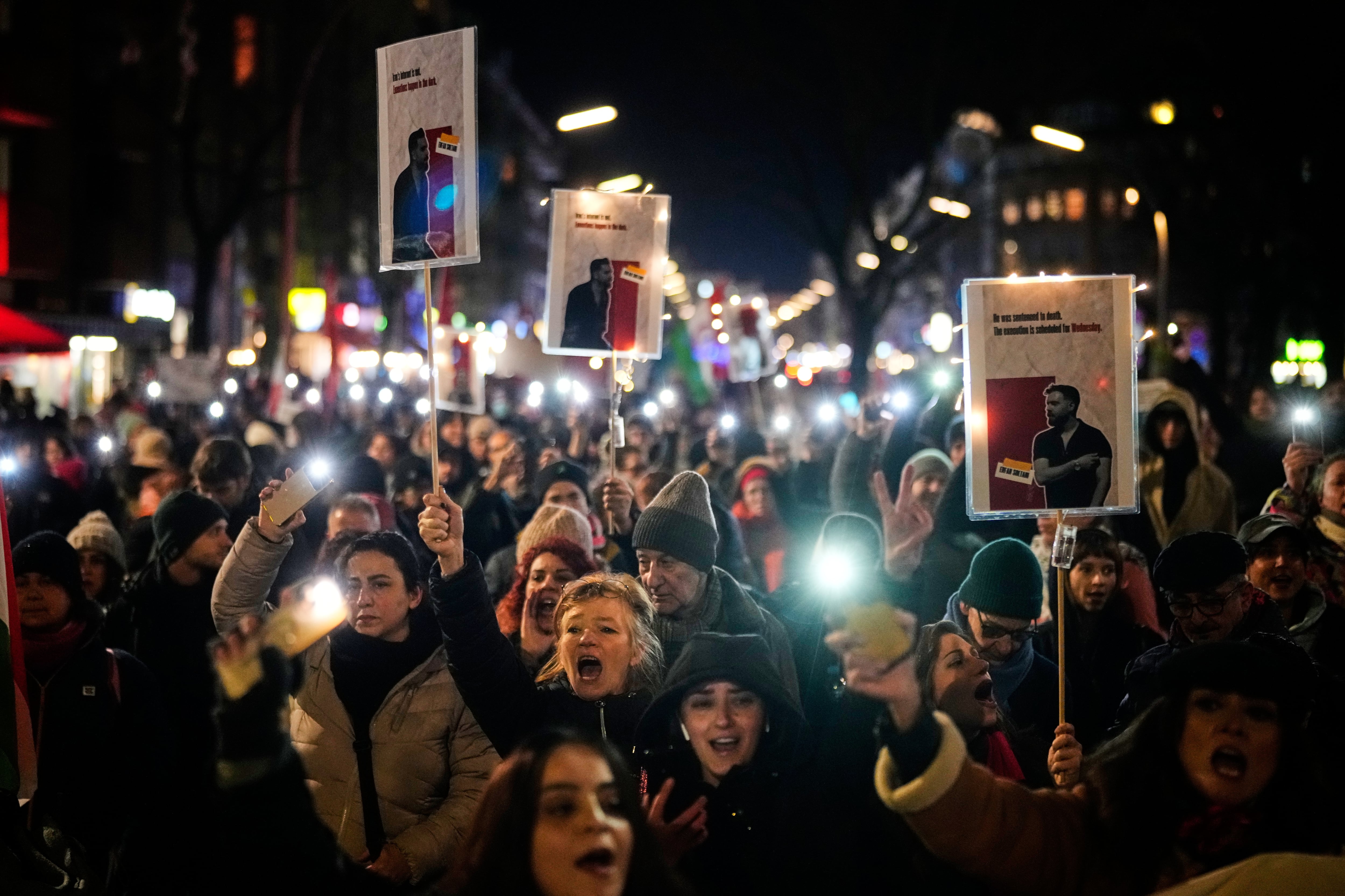 Decenas de personas participan en una manifestación en apoyo de las protestas antigubernamentales en Irán, en Berlín, Alemania, el 14 de enero de 2026. (AP Foto/Ebrahim Noroozi)