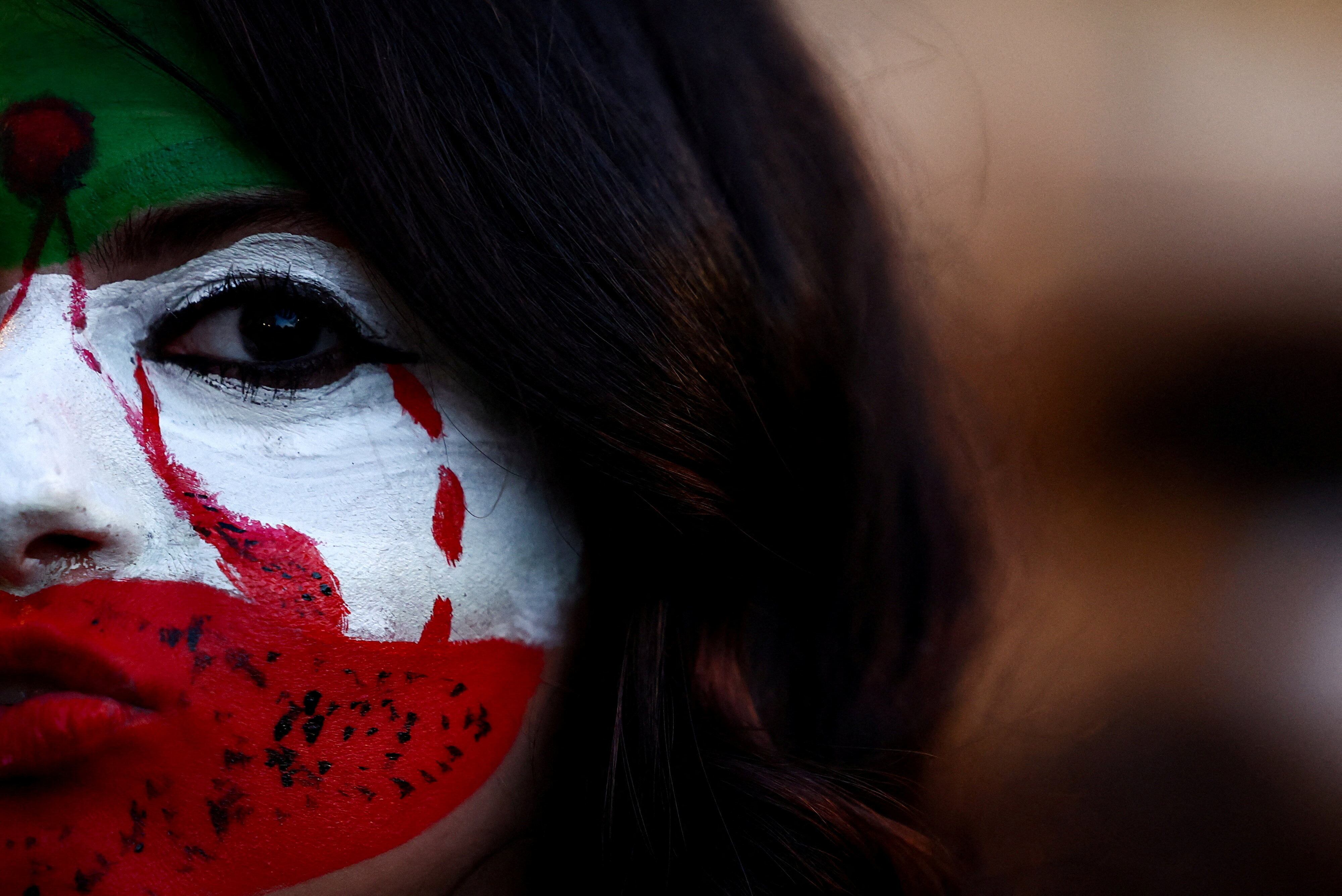 Una mujer participa en una concentración de apoyo a las protestas nacionales en Irán, en la Colina Capitolina de Roma, Italia, 16 de enero de 2026. (REUTERS/Yara Nardi)