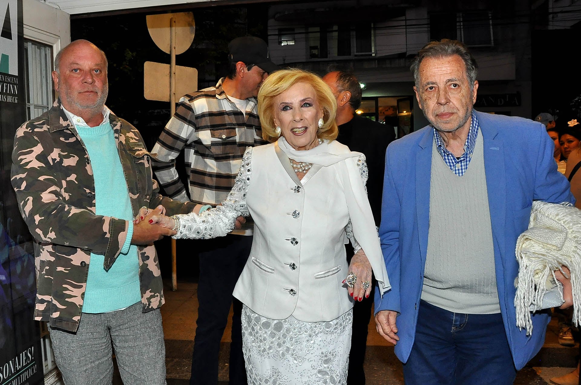 Mirtha Legrand ingresó al teatro junto a Martín Cabrales y Héctor Vidal Rivas (Credito: Jose Tetty)