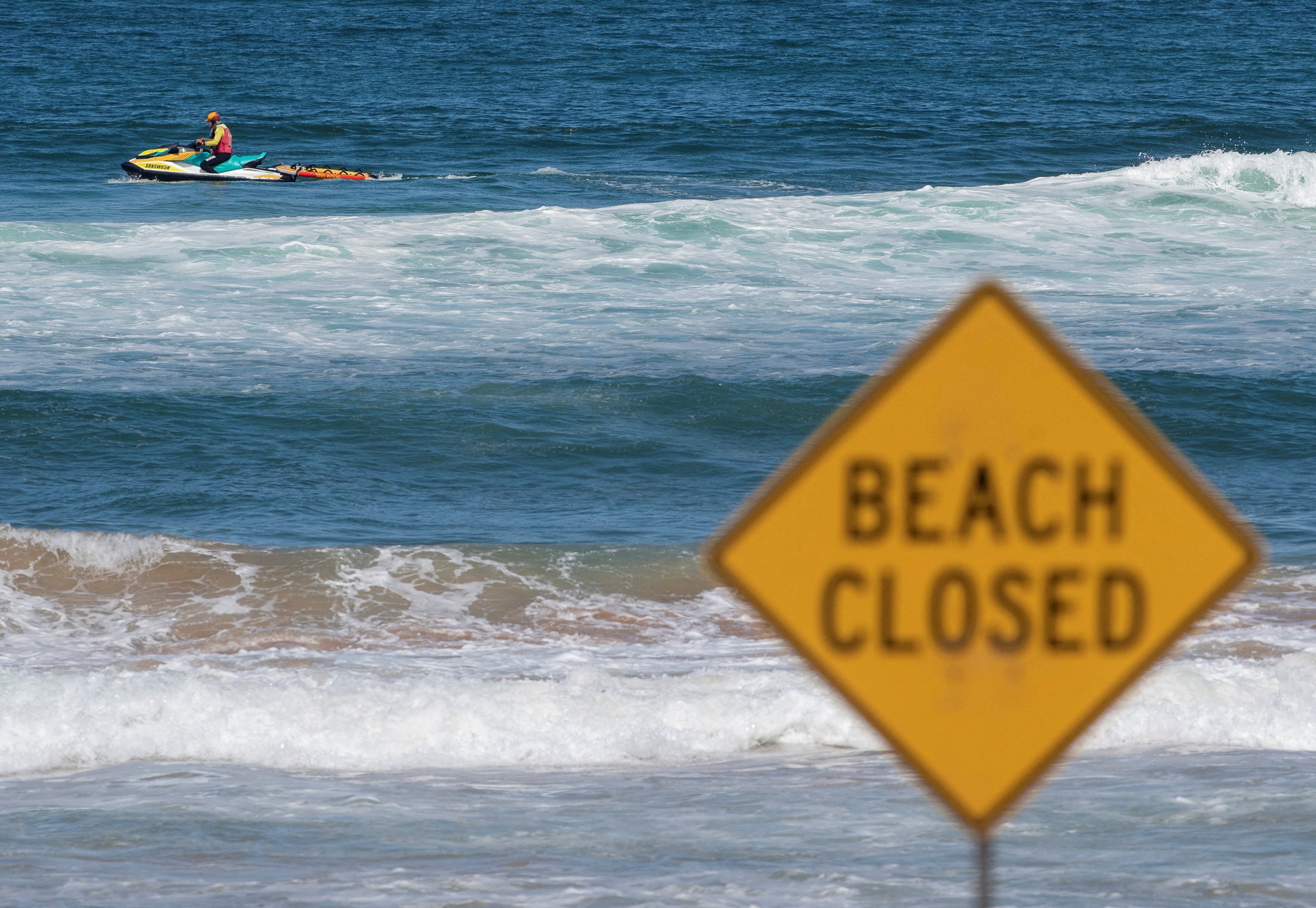 Un socorrista patrulla la playa North Steyne mientras las playas están cerradas tras recientes ataques de tiburones, en Sídney (REUTERS/Jeremy Piper)