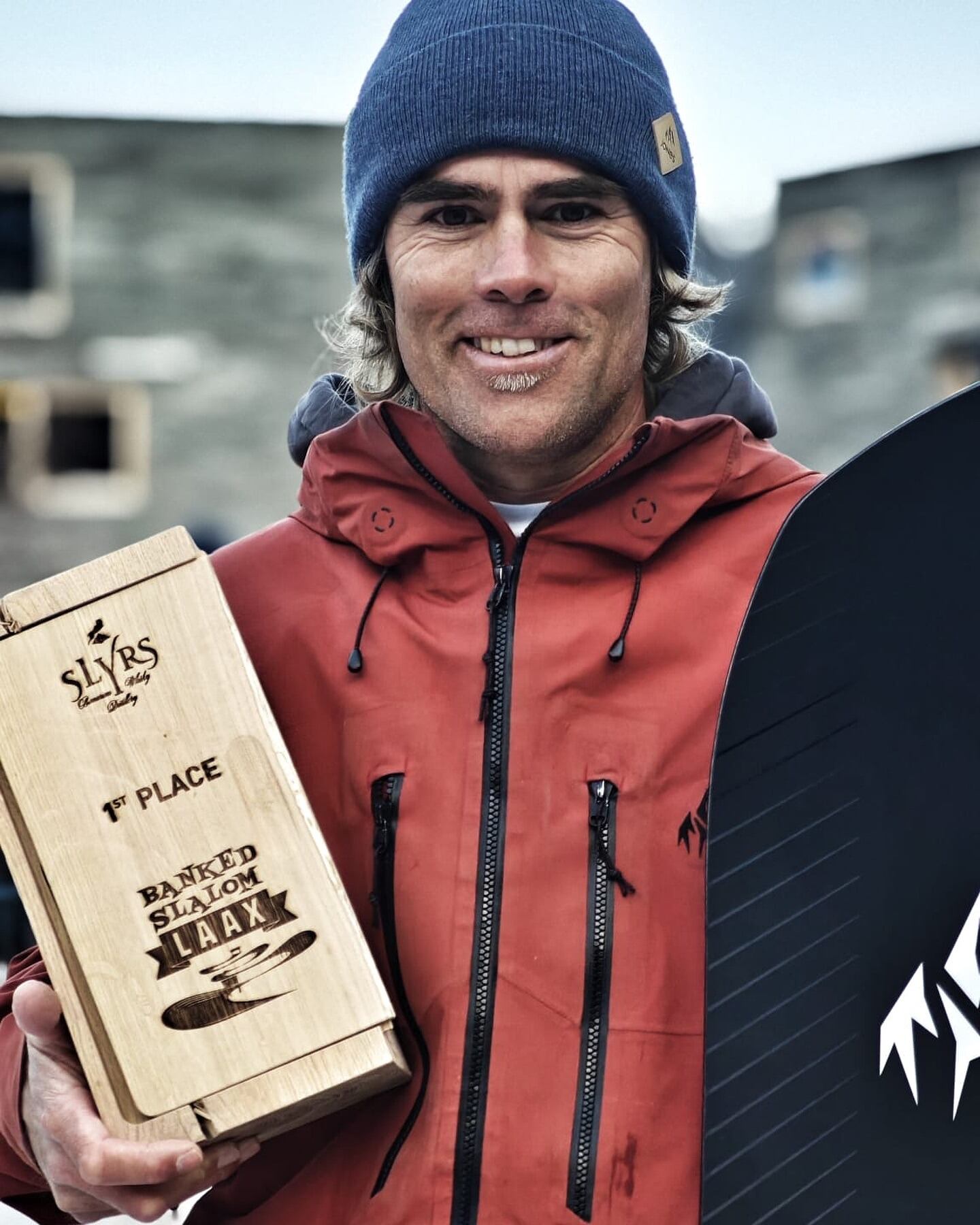 El esquiador suizo Ueli Kestenholz con el premio que obtuvo durante una competencia se slalom (@uelikestenholz)