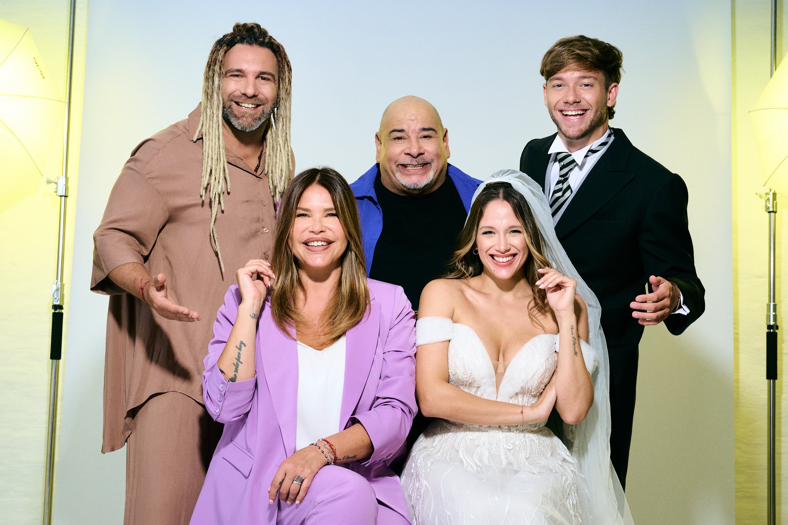 La comedia Suspendan la boda aborda el amor propio y los sueños postergados a través de una pareja enfrentada a su futuro antes de casarse. El elenco de la temporada 2026