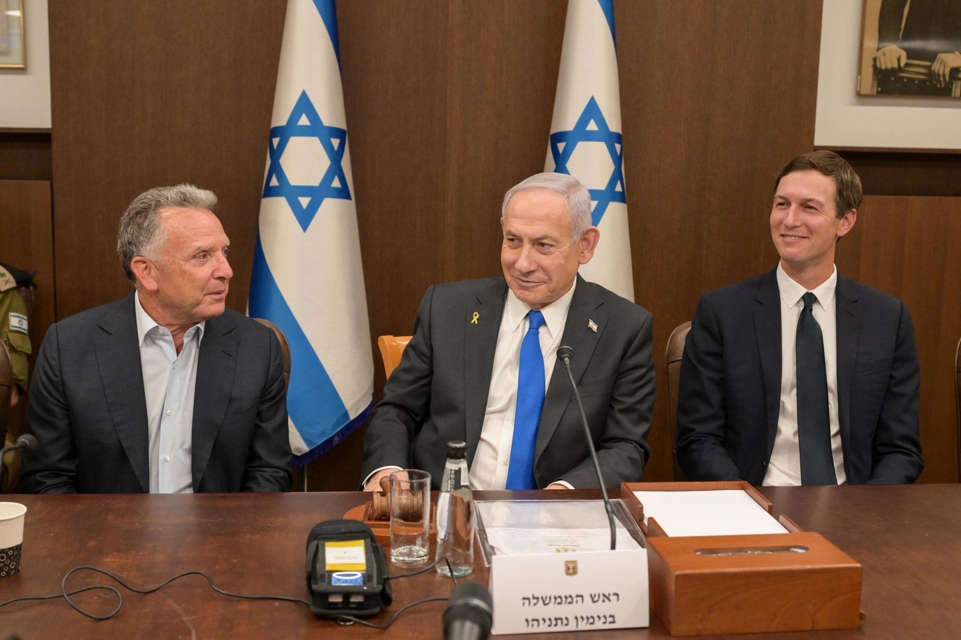 El primer ministro israelí, Benjamin Netanyahu (centro), el enviado especial de Estados Unidos a Medio Oriente, Steve Witkoff (izquierda), y el yerno del presidente estadounidense Donald Trump, Jared Kushner