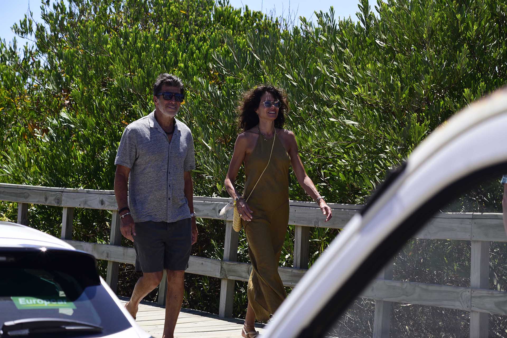 Nicolás Repetto y Florencia Raggi disfrutaron de una caminata por José Ignacio, el balneario uruguayo favorito de las celebridades para pasar el verano (RSFotos)