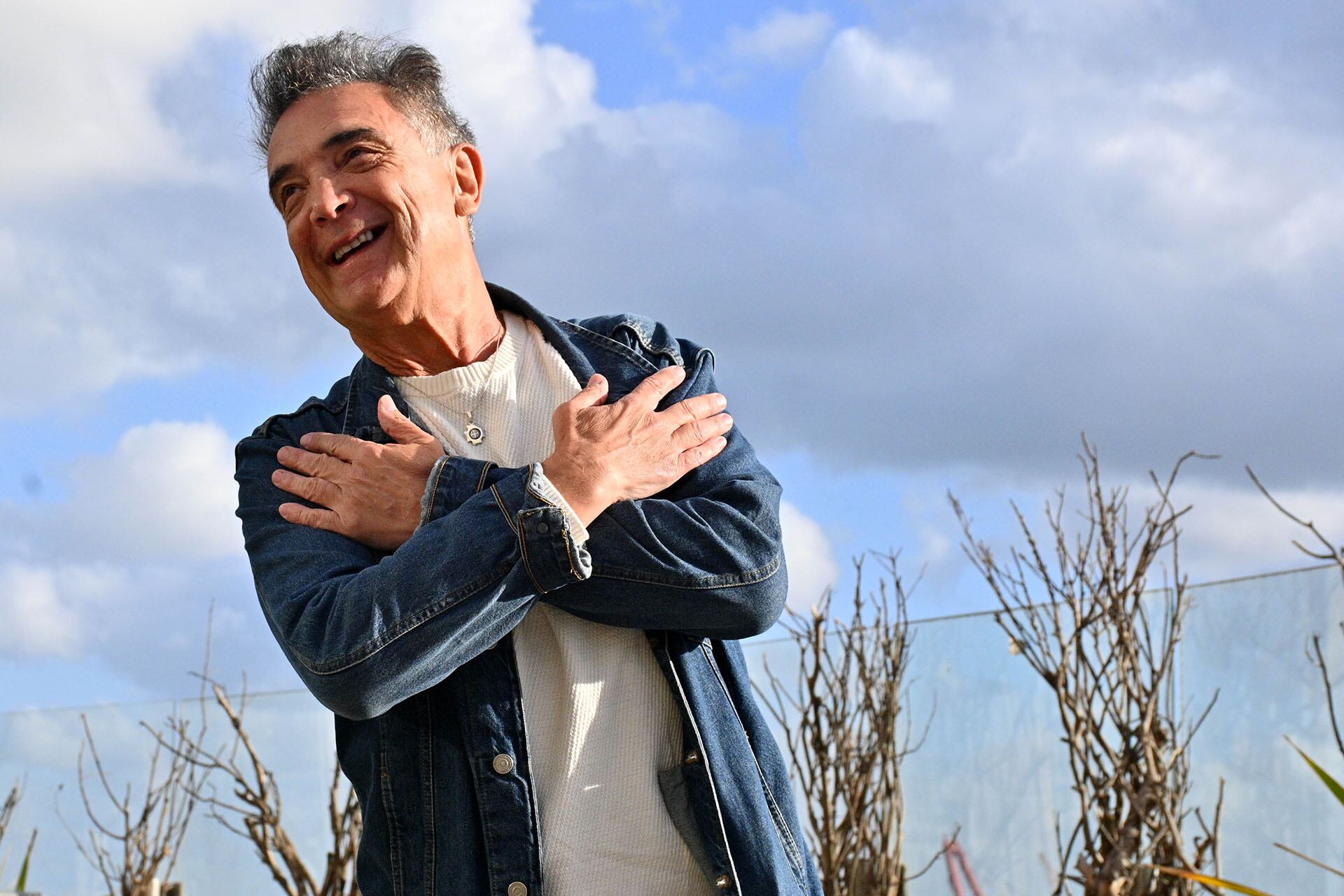 La vida cotidiana de Artaza en Mar del Plata incluye rituales de fútbol y reuniones con amigos, una tradición de casi cuarenta temporadas familiares junto al mar