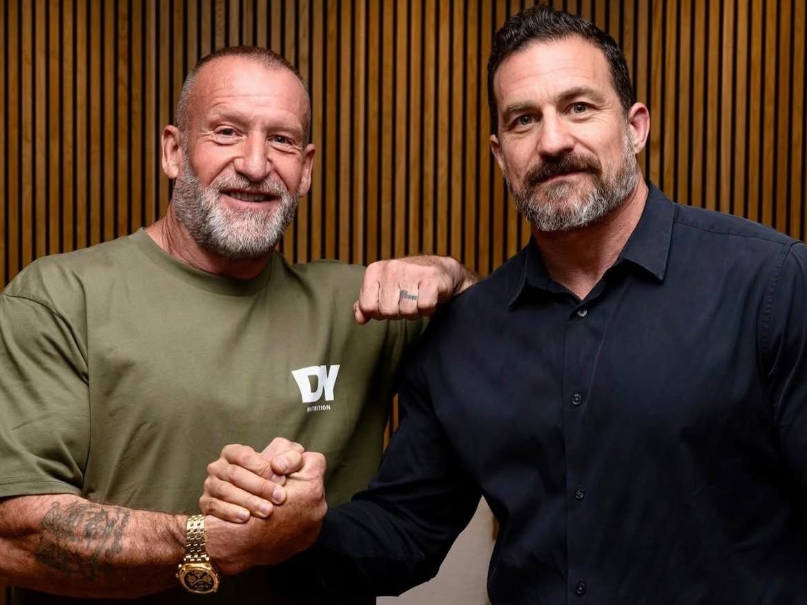 En diálogo con Andrew Huberman, explicó su método de alta intensidad, promoviendo entrenar menos tiempo pero con máximo esfuerzo y concentración (Instagram @thedorianyates)