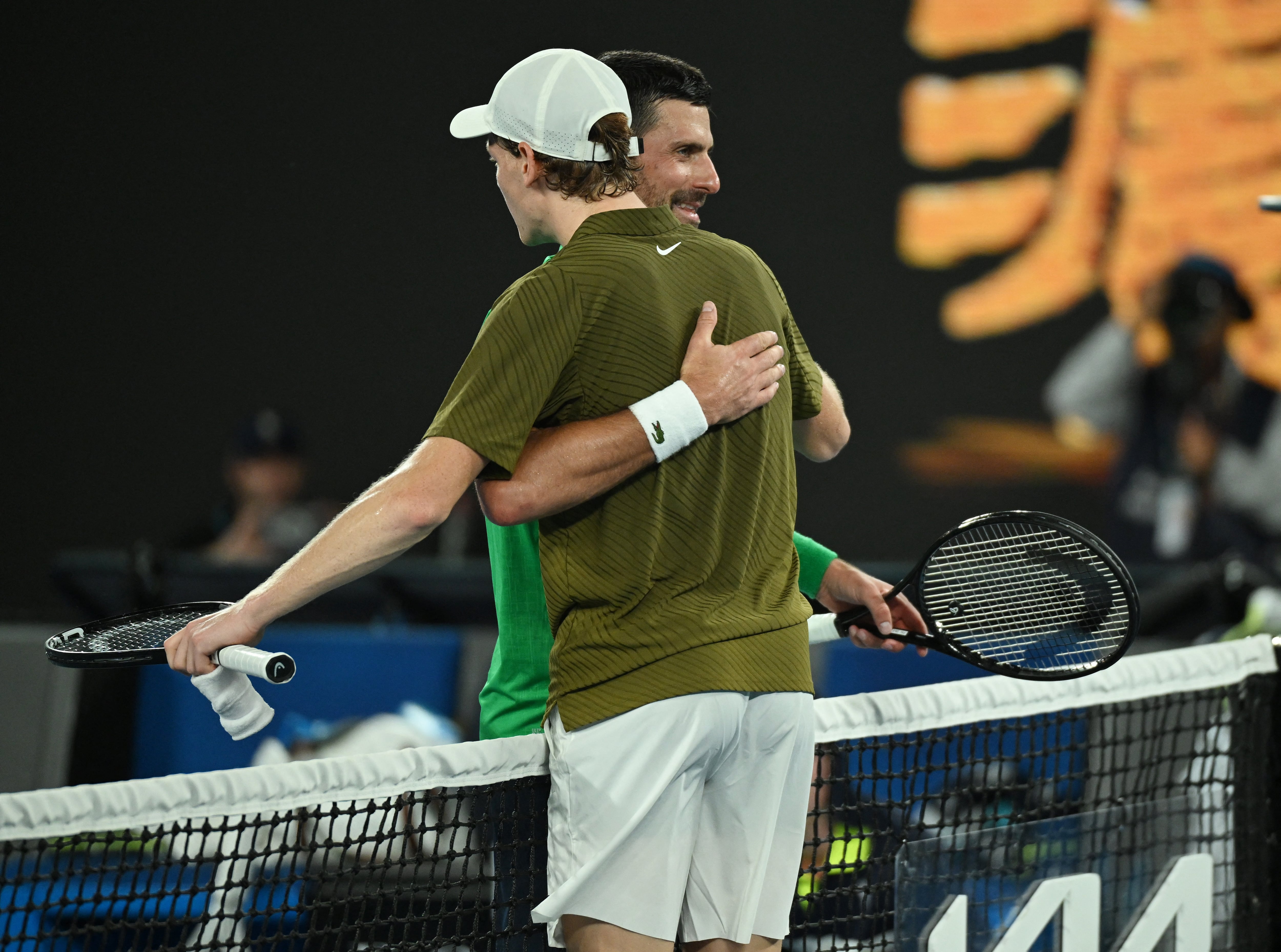 El saludo entre Djokovic y Sinner tras el match (REUTERS/Jaimi Joy)