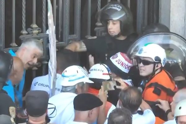Nuevos incidentes en la marcha de jubilados en el Congreso: la policía arrojó gases y hubo heridos