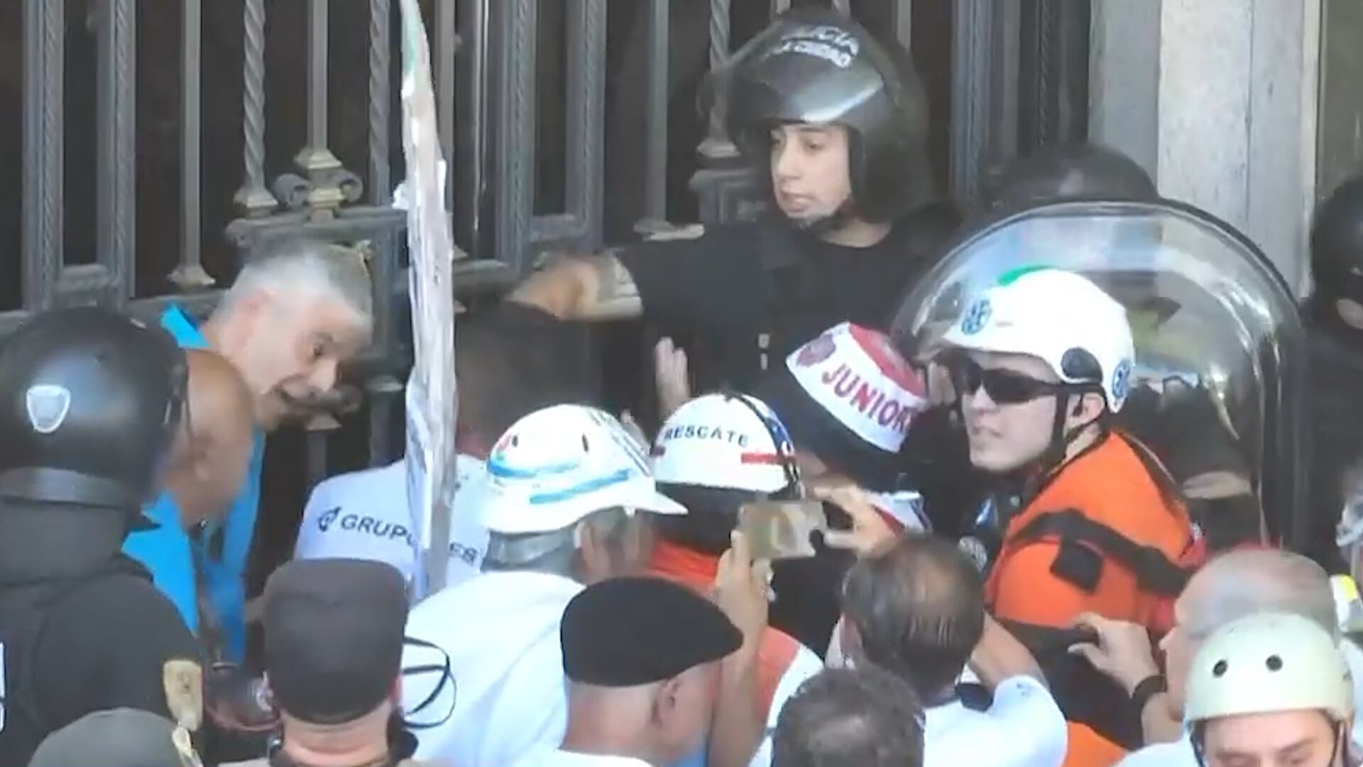 Nuevos incidentes en la marcha de jubilados en el Congreso: la policía arrojó gases y hubo heridos