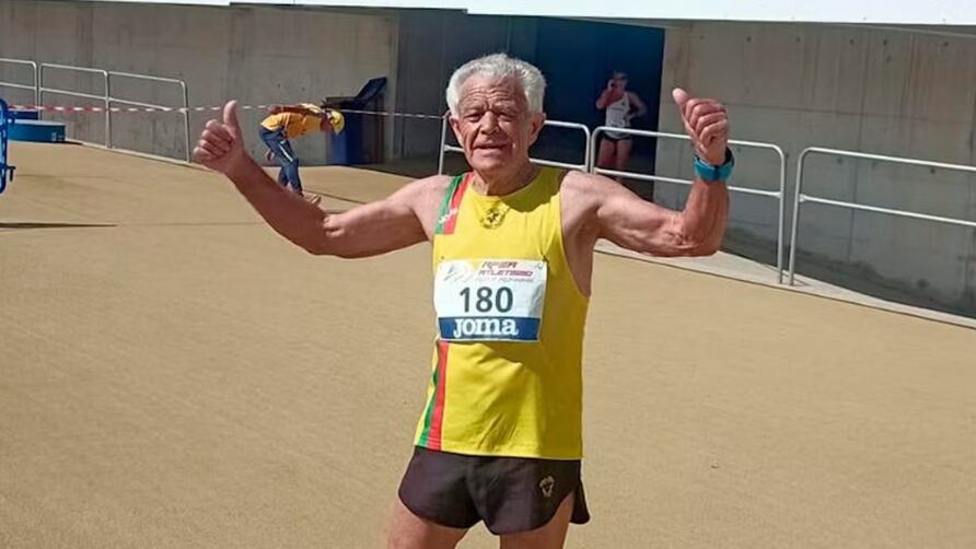 Una postal del récord mundial que consiguió Juan López a los 81 años, el alto rendimiento es posible en esta etapa de la vida. 