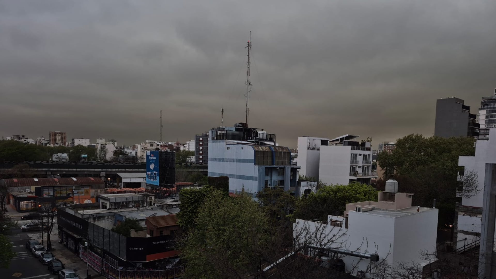 Las condiciones meteorológicas advierten por tormentas aisladas y vientos del sudoeste, en pleno ascenso de la humedad y el calor en la región metropolitana