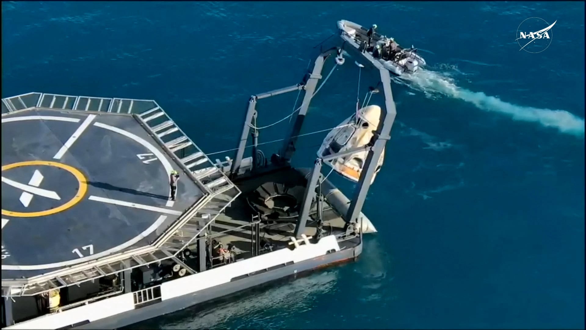 Equipos medicos asistiran a la tripulacion tras el rescate para evaluar la adaptacion al regreso a la gravedad terrestre
(NASA TV/Handout via REUTERS)