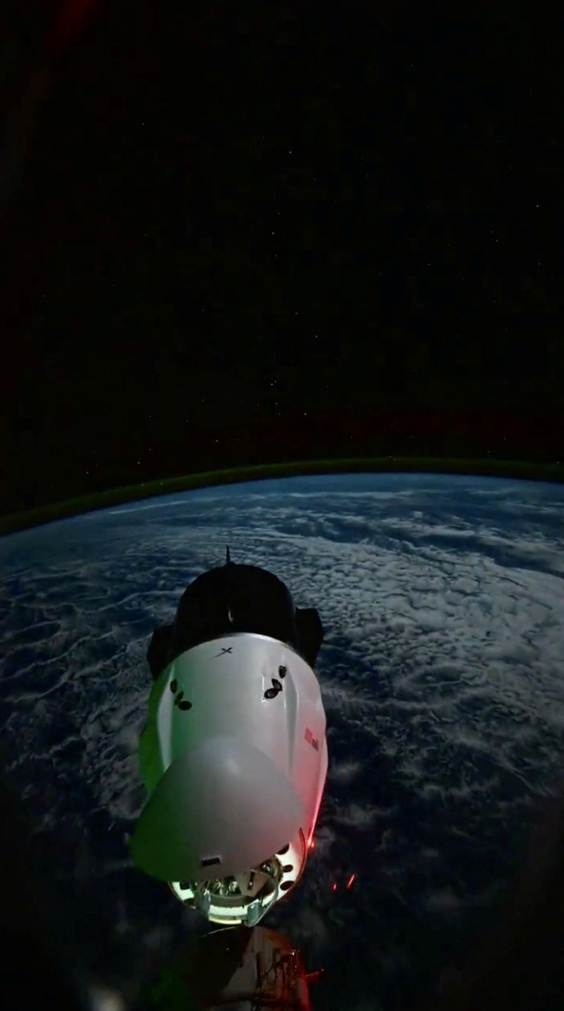 La decision rompe una regla no escrita de la vida en orbita donde las misiones casi nunca terminan antes de lo programado
( NASA/Don Pettit/via REUTERS)