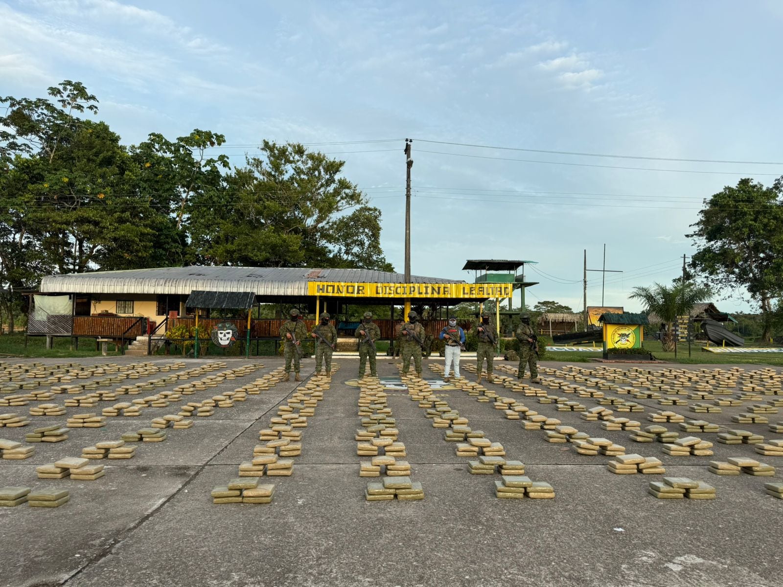 El material incautado fue entregado a las autoridades competentes para los trámites legales correspondientes, conforme a la normativa vigente. (Ministerio de Defensa)