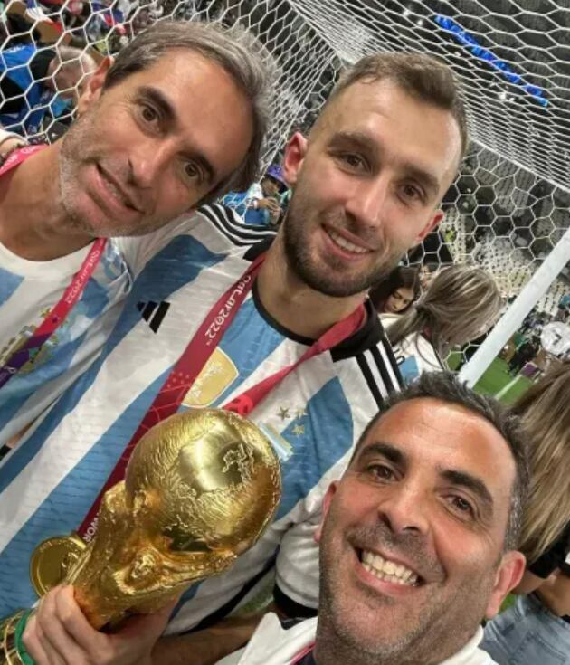Darío Bombini, Germán Pezzella y Martín Guastadisegno festejando la Copa del Mundo obtenida en Qatar. El primero representa, entre otros, al experimentado defensor de River Plate