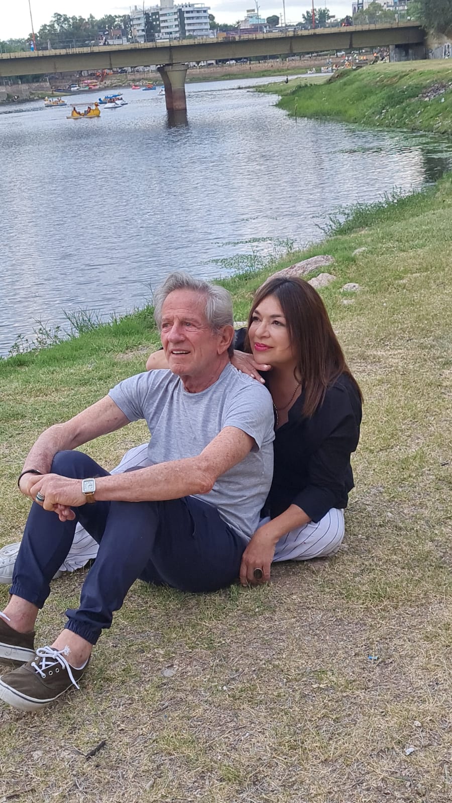 La dupla, tanto arriba como lejos del escenario, combina su talento y humor para contar una historia de reconciliación