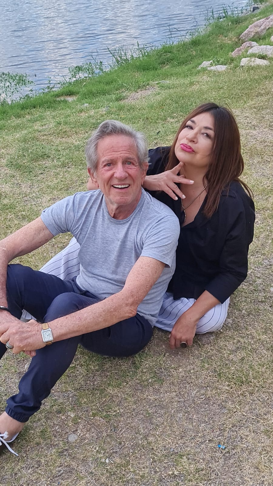 La dupla, que desde mayo pasado protagoniza Es Complicado, trasladó su obra a la popular ciudad cordobesa (Crédito: Gentileza de Alcaza Agencia)