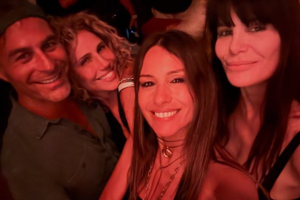 Pampita deslumbró en Punta del Este y selló la noche con un beso a Martín Pepa