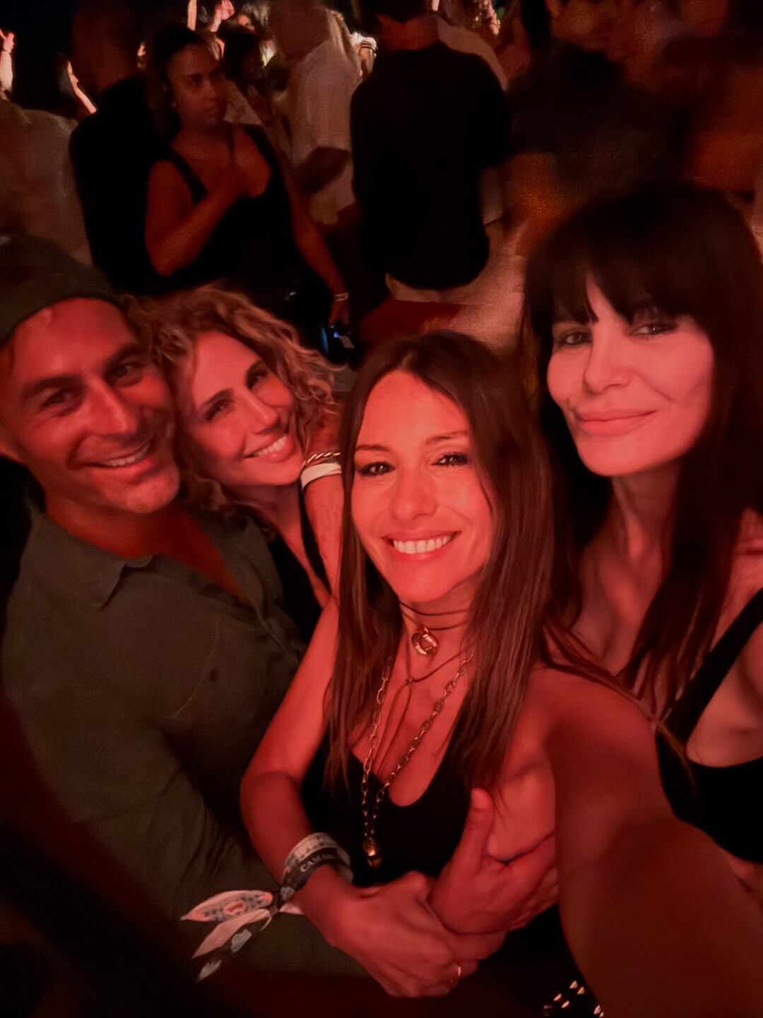 Pampita deslumbró en Punta del Este y selló la noche con un beso a Martín Pepa