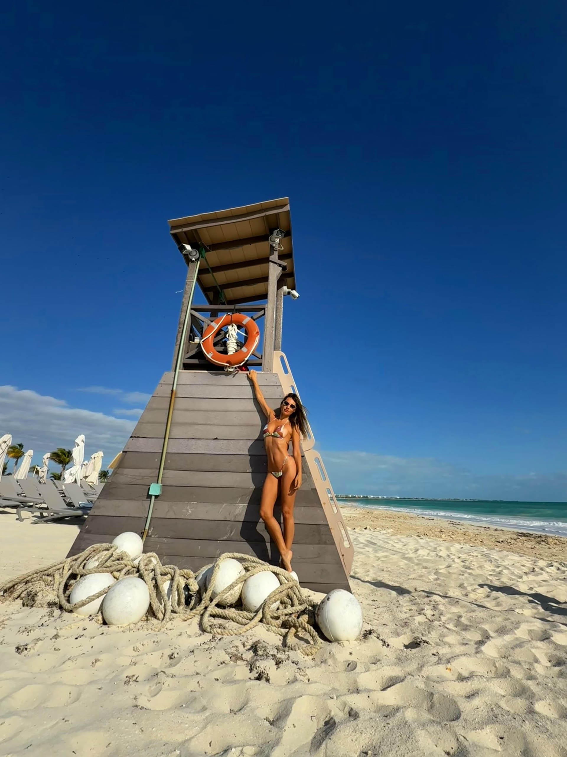 El tributo de Pampita a Baywatch incorpora gestos espontáneos y elementos visuales típicos de la exitosa serie noventosa