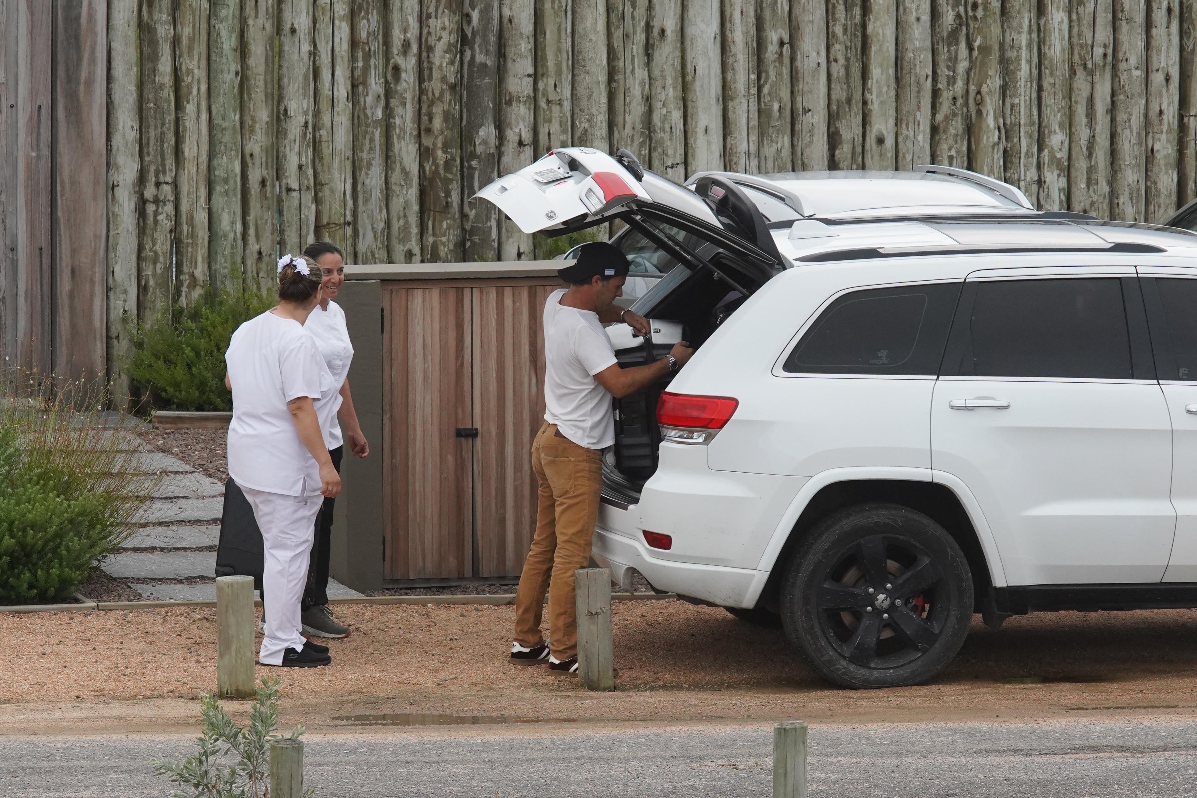 Martín Pepa estuvo acompañando por dos empleadas que colaboraron con él para cargar valijas