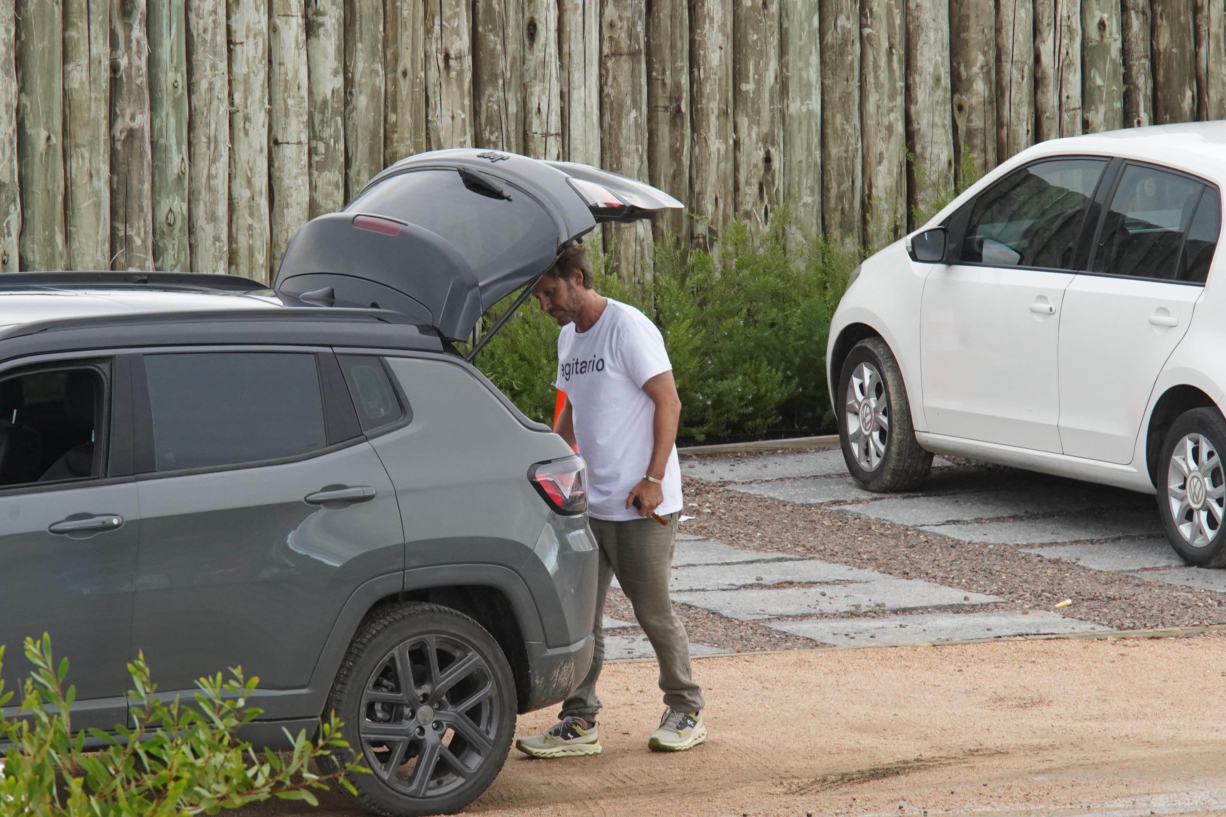 Benjamín Vicuña, acomodando equipaje en el baúl antes de partir junto a sus hijos