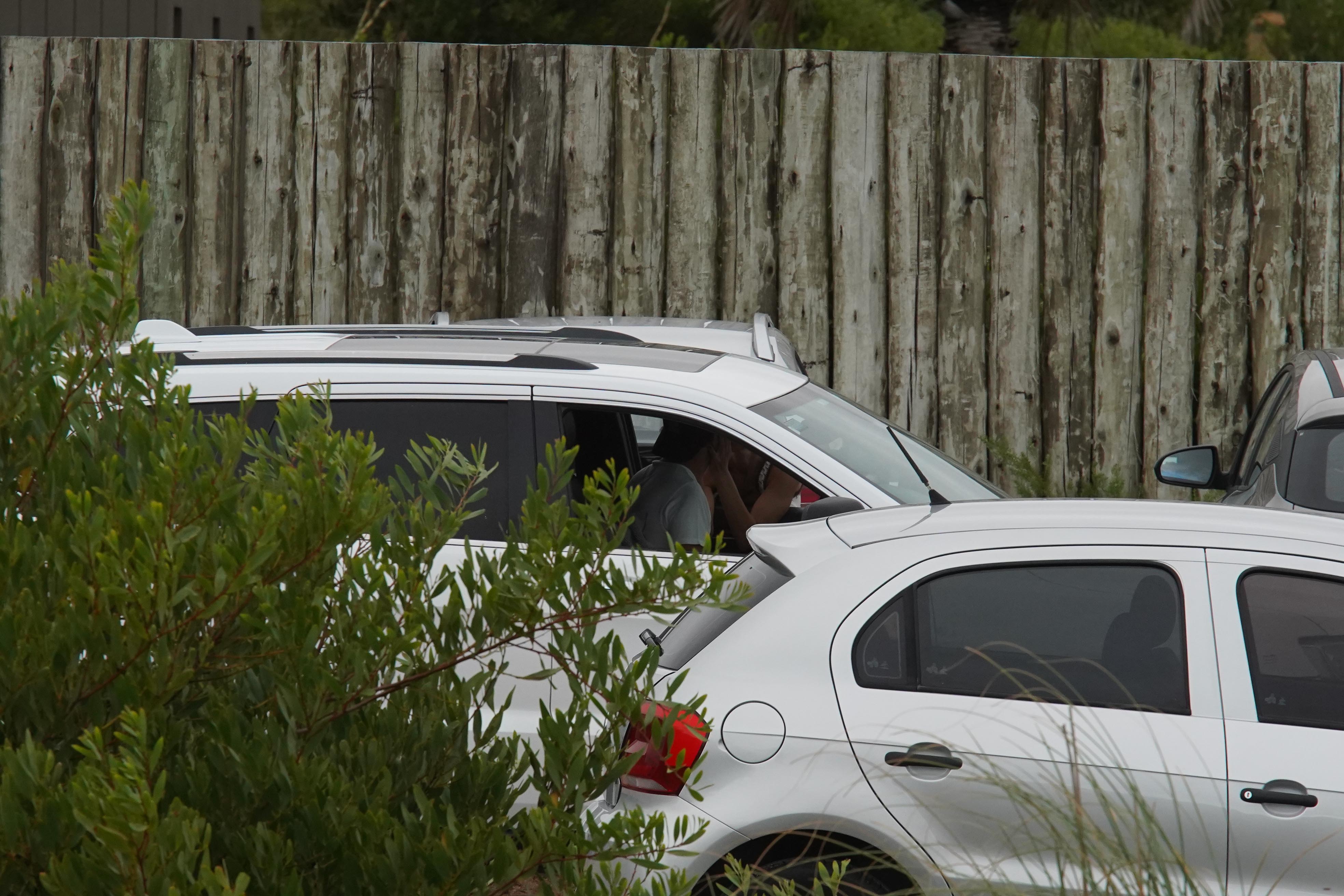 La despedida de Pampita y Pepa, con un amoroso beso en un clima sereno