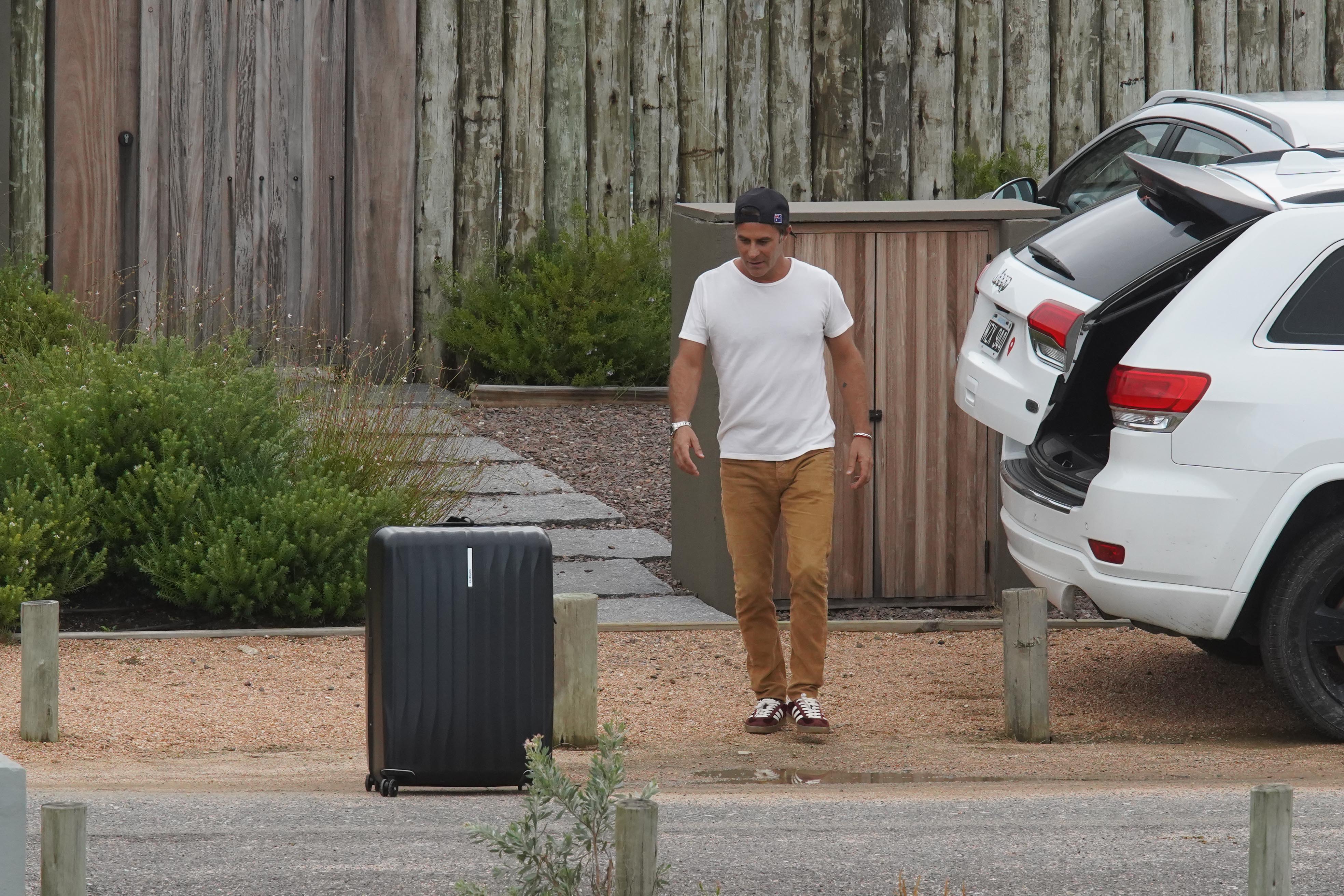 Martín Pepa cargó su equipaje en el baúl de su Jeep