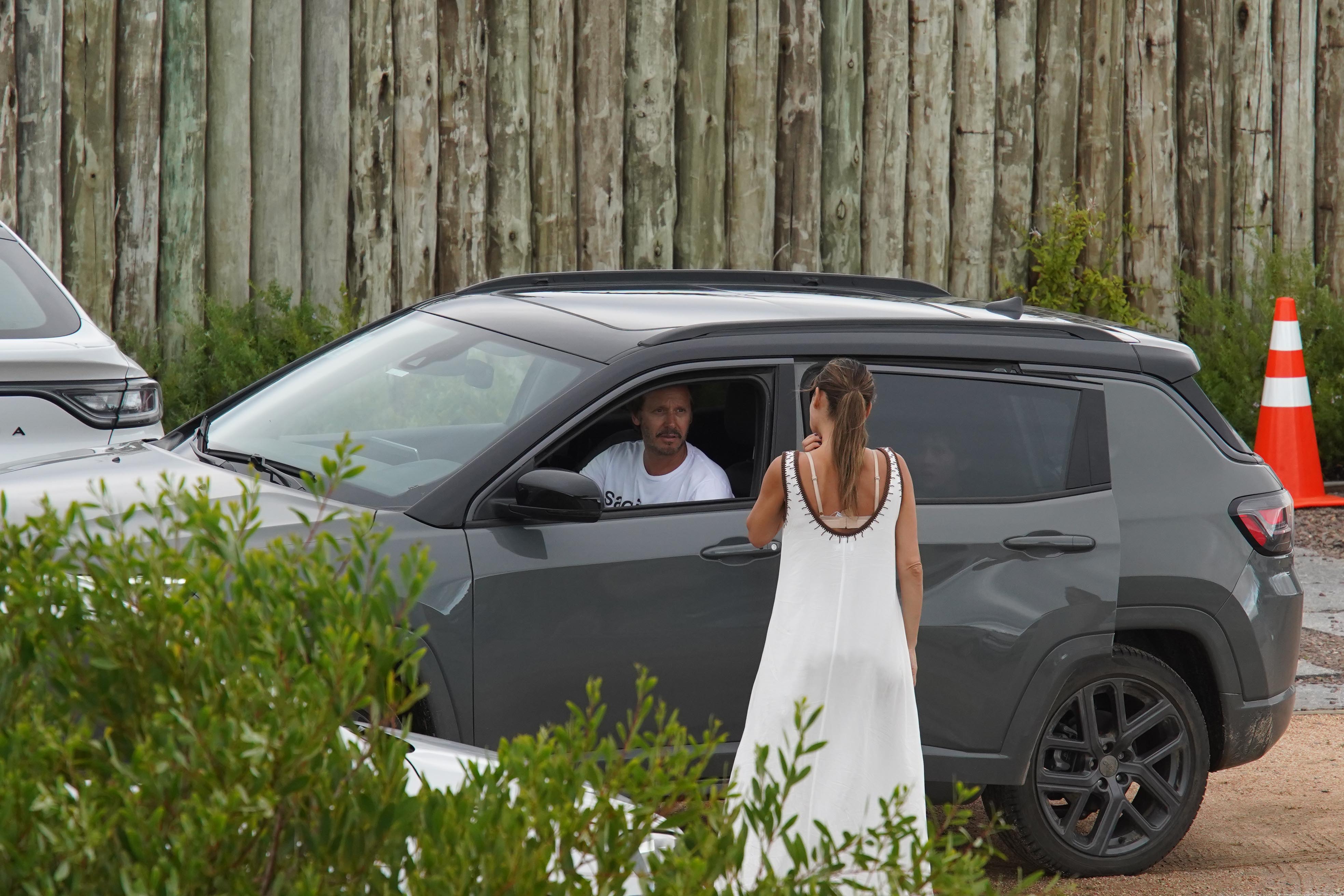 Pampita y Vicuña compartieron una charla en medio de la rutina veraniega