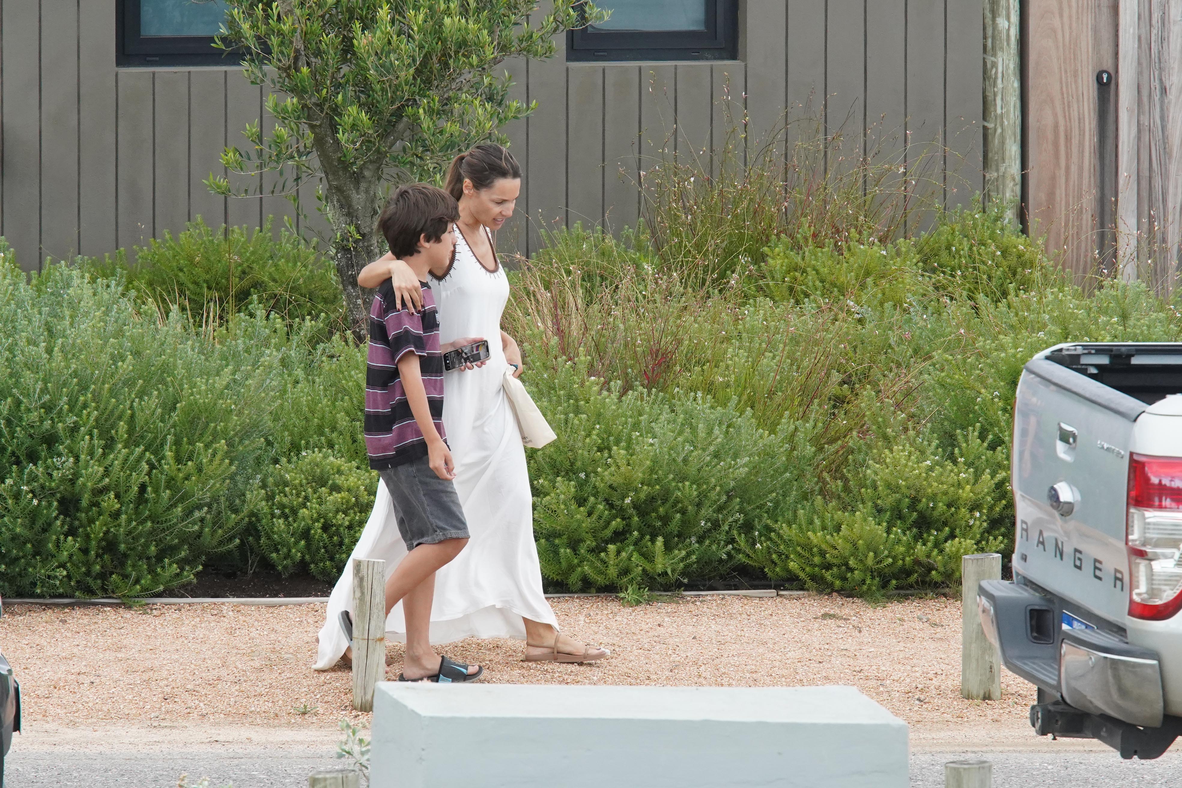 La modelo, caminando tranquila junto a uno de sus hijos antes de charlar con el actor chileno