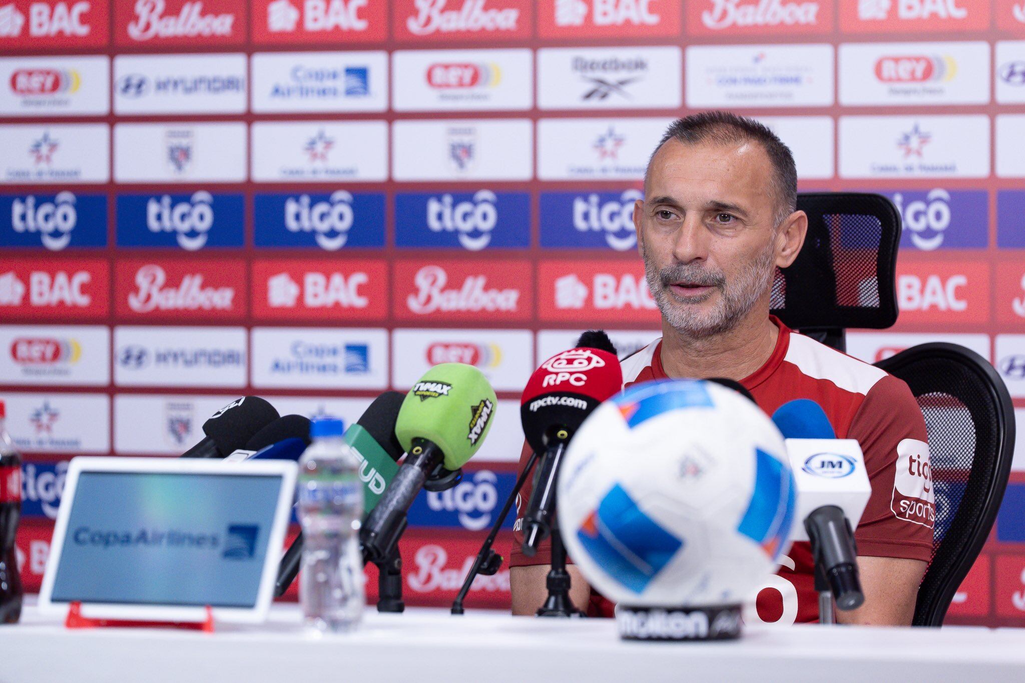 El asistente técnico Javier Sánchez Jara dirigió el último entrenamiento ante la ausencia del técnico Thomas Christiansen, quien continúa recuperándose de un virus estomacal. Cortesía