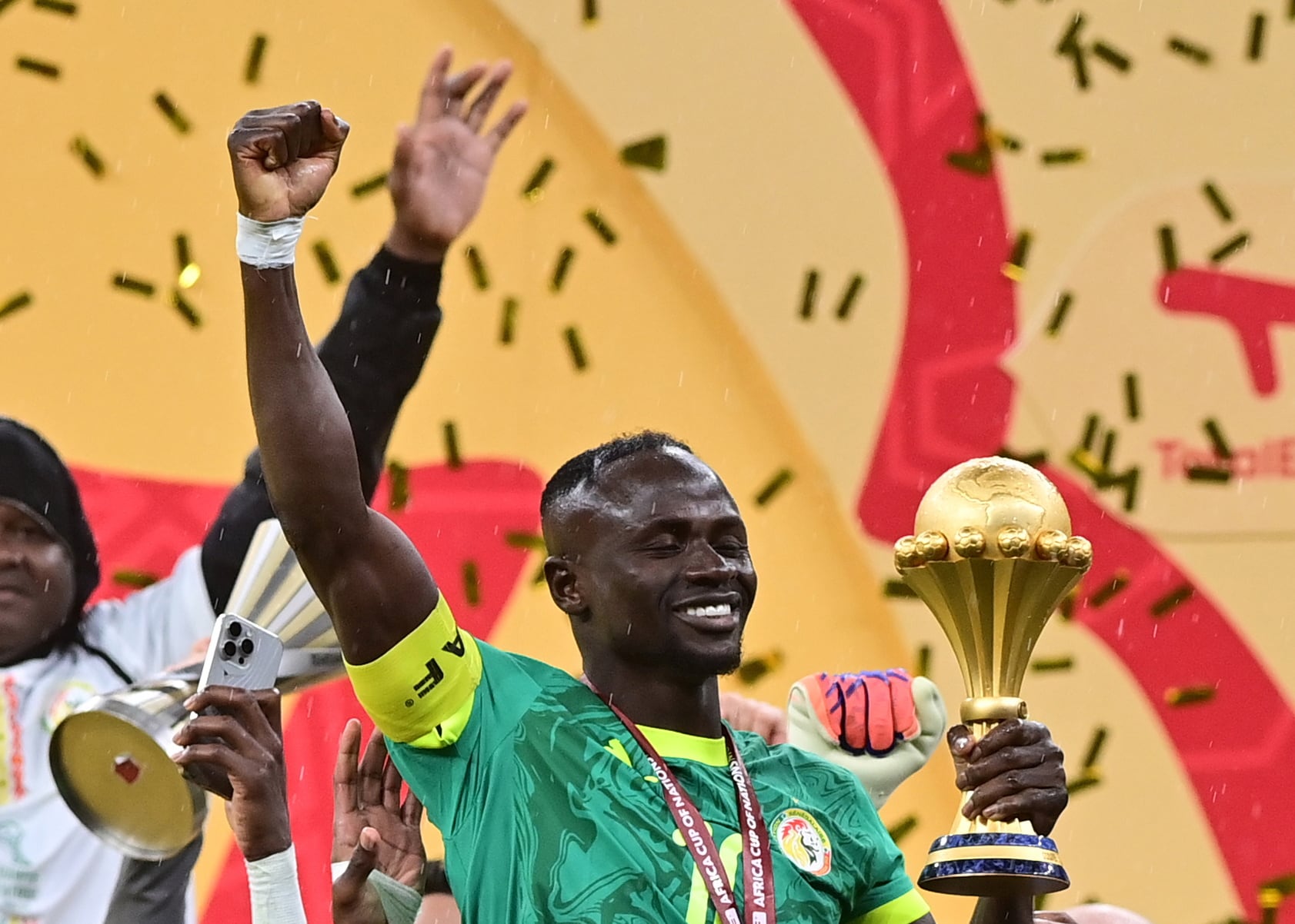 Sadio Mané, de Senegal, celebra el triunfo de su selección en la final de la Copa de África sobre Marruecos (EFE/JALAL MORCHIDI) 