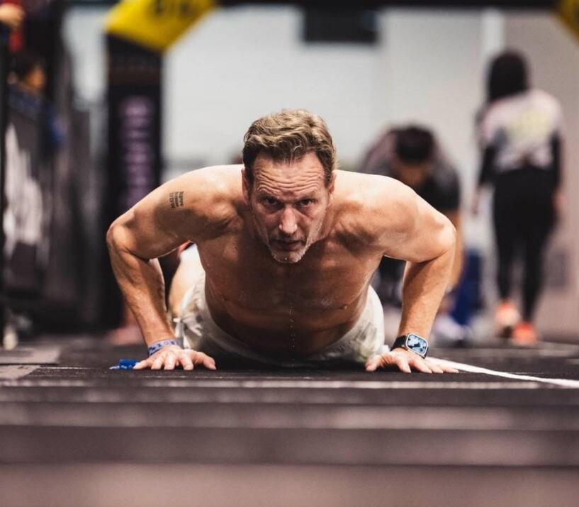 La dedicación al entrenamiento permitió a Patrick Wilson redefinir los límites de la edad y la forma física en la industria del cine (@hyroxamerica)