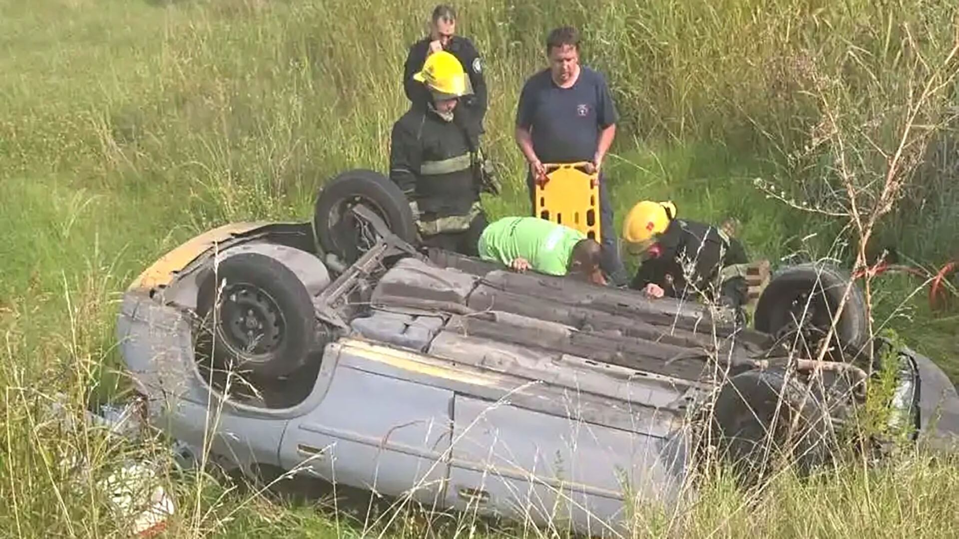 Pergamino: volcó de noche, pasó nueve horas encerrado esperando ayuda y sobrevivió