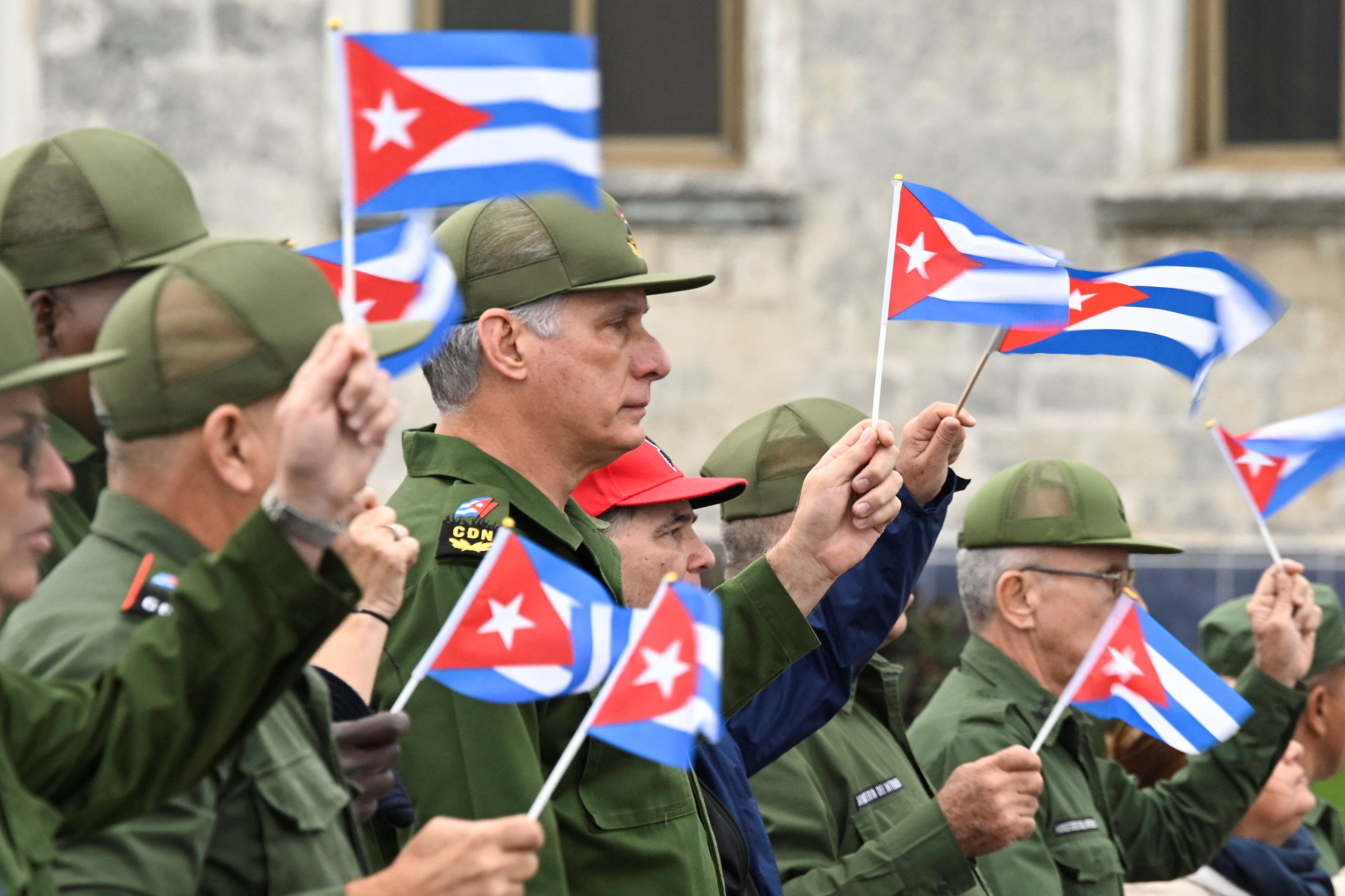 El dictador cubano Miguel Díaz-Canel ondea una bandera cubana durante una marcha frente a la embajada de Estados Unidos tras la captura del líder venezolano Nicolás Maduro. REUTERS/Norlys Pérez