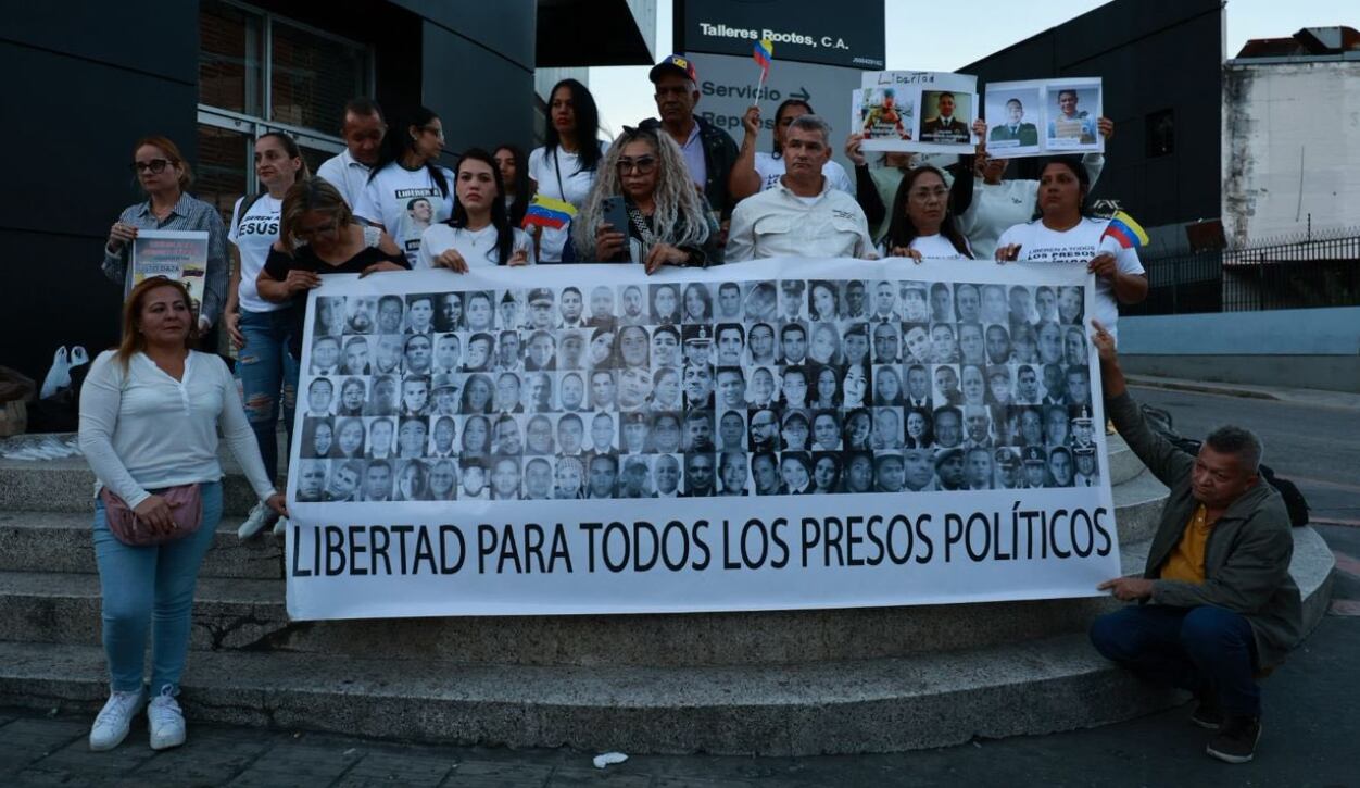 Familiares y organizaciones de derechos humanos confirmaron que solo 17 detenidos han sido liberados desde el 8 de enero, mientras 803 personas siguen en prisión