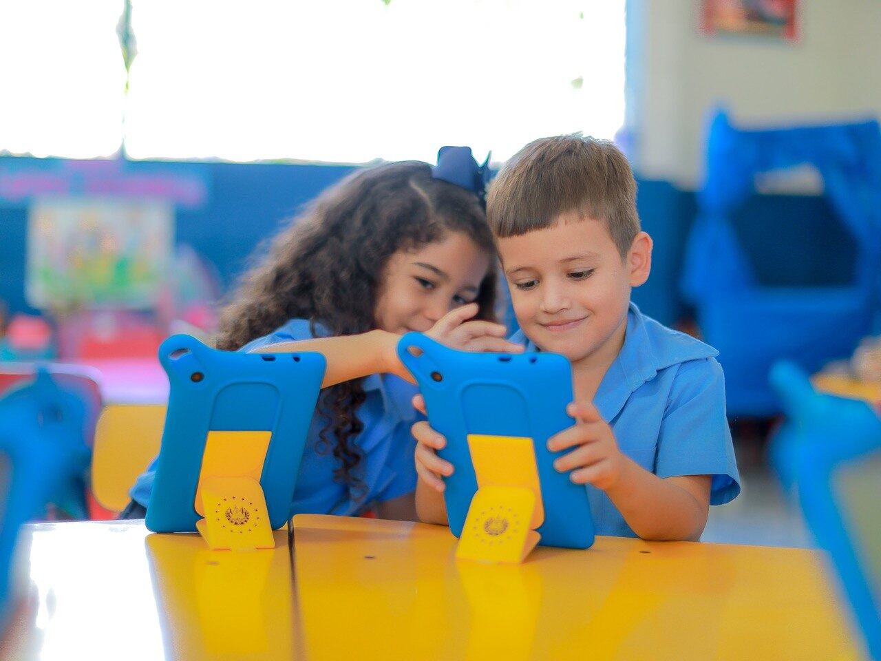 Los niños de parvularia reciben una tablet como parte del programa educativo impulsado por el Gobierno de El Salvador./ X del Ministerio de Educación
