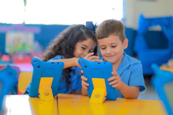 Piden que estudiantes de colegios privados reciban computadoras igual que en el sector público salvadoreño