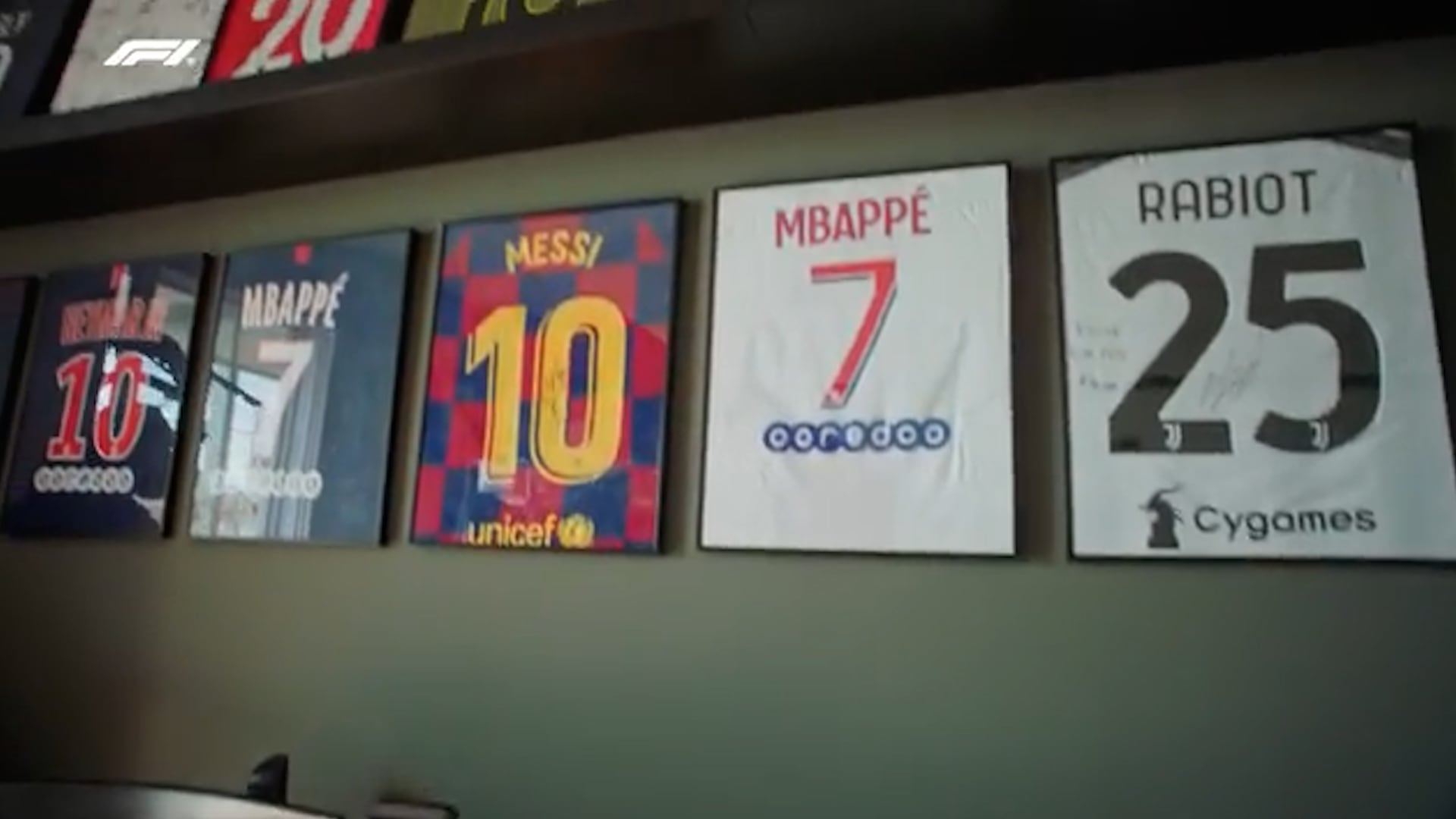Algunas de las camisetas que tiene Pierre Gasly en su casa