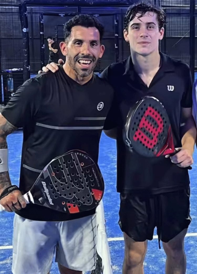 Colapinto descansa en Argentina. Entre otras actividades, jugó al pádel con Carlitos Tevez